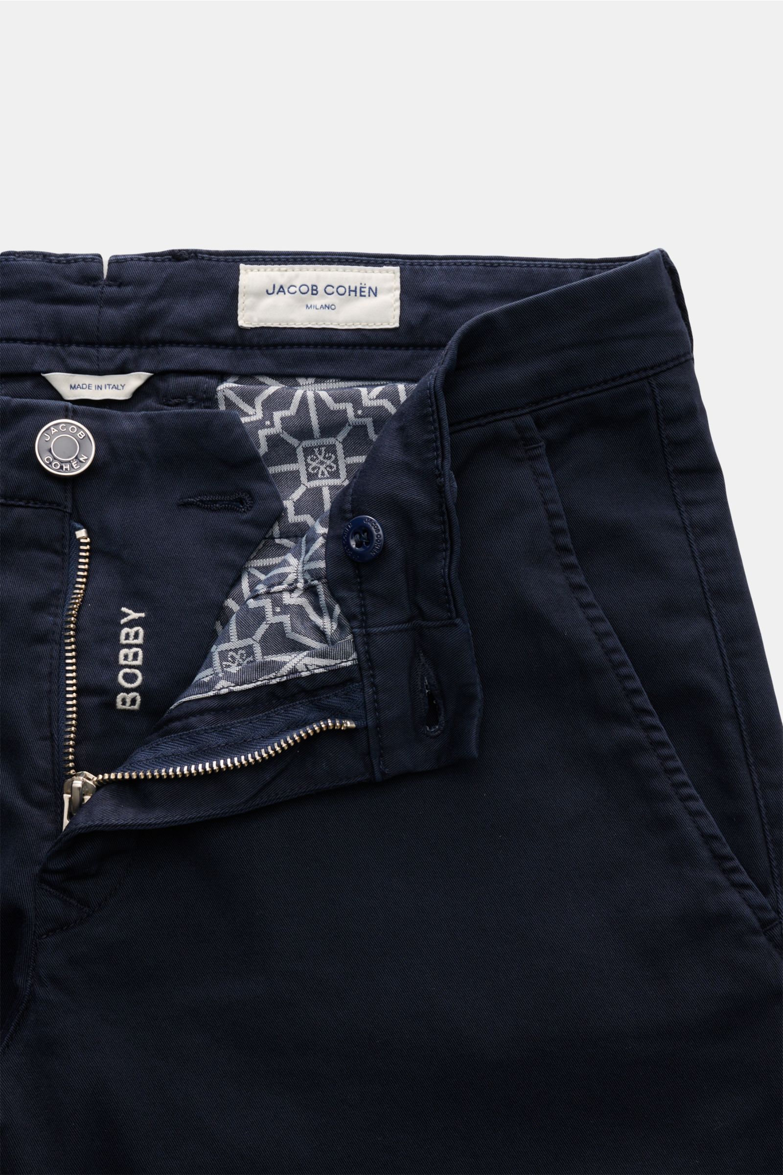 Close-up front view of the Jacob Cohen Chino 'Bobby' navy, showcasing slim fit, zipper, button, and patterned inner lining. Setzen Sie auf modernen Luxus im Alltag: Die schmal geschnittene Chino 'Bobby' von JACOB COHEN überzeugt mit hochwertiger, elastisc