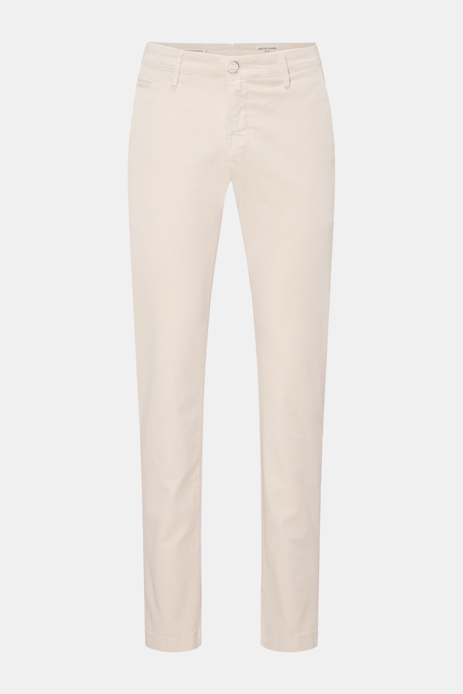 Front view of Jacob Cohen Chino 'Bobby' sand pants in slim fit, made from soft, elastic pure cotton with leather patch and buttoned back pockets. 

Setzen Sie auf modernen Luxus im Alltag: Die schmal geschnittene Chino 'Bobby' von JACOB COHEN überzeugt mi