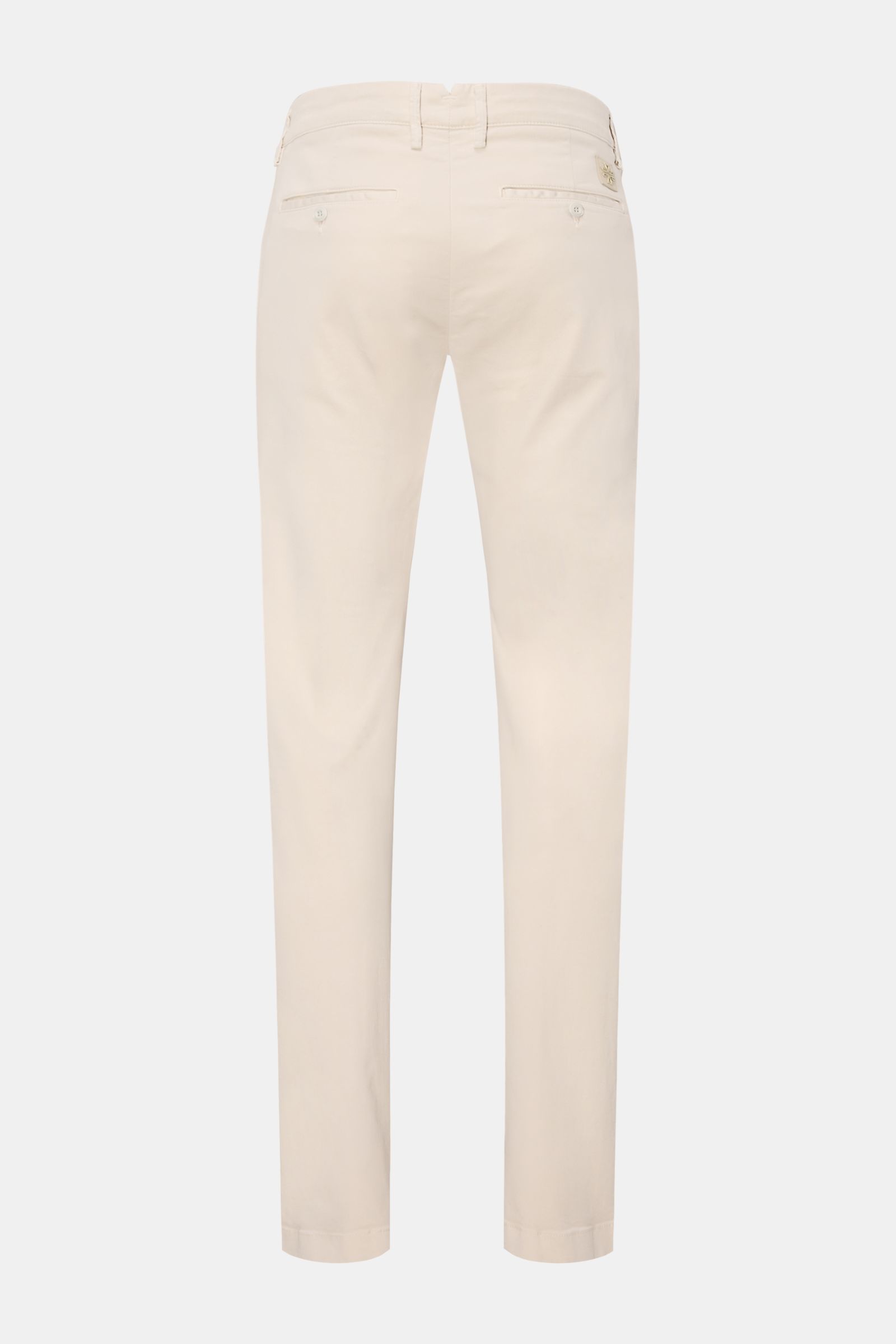 Jacob Cohen Chino 'Bobby' sand viewed from the back, slim fit tapered pants in soft, elastic pure cotton with French pockets, buttoned back pockets, zip and button closure, and tonal velour leather patch. Setzen Sie auf modernen Luxus im Alltag: Die schma
