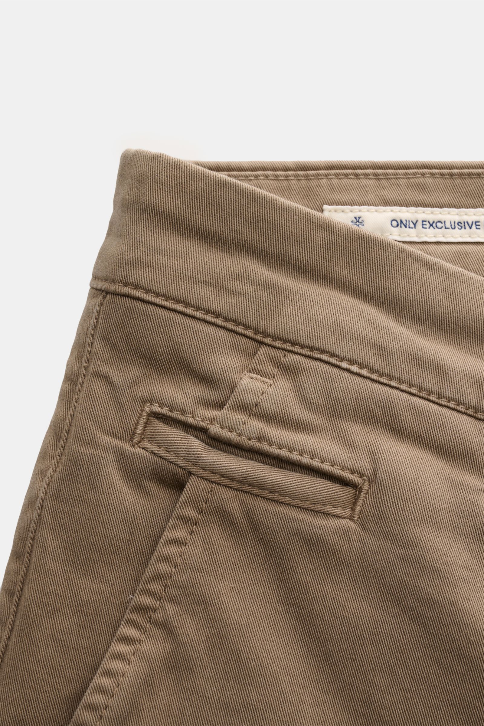 Close-up front-side view of Jacob Cohen Chino 'Bobby' graubraun in slim fit, made of high-quality elastic cotton with tonal velours leather patch.

Description: Setzen Sie auf modernen Luxus im Alltag: Die schmal geschnittene Chino 'Bobby' von JACOB CO
