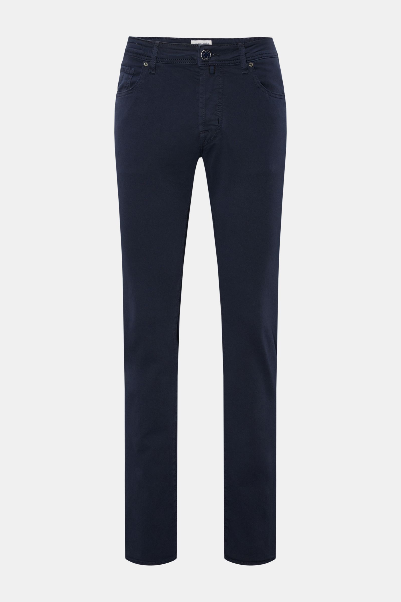 Front view of Jacob Cohen Baumwollhose 'Bard' navy slim-fit cotton pants with elastic quality, five-pocket style, button fly, and pony hair leather patch. 

Description: Setzen Sie auf modernen Luxus im Alltag: Die Five-Pocket-Hose 'Bard' von JACOB COH
