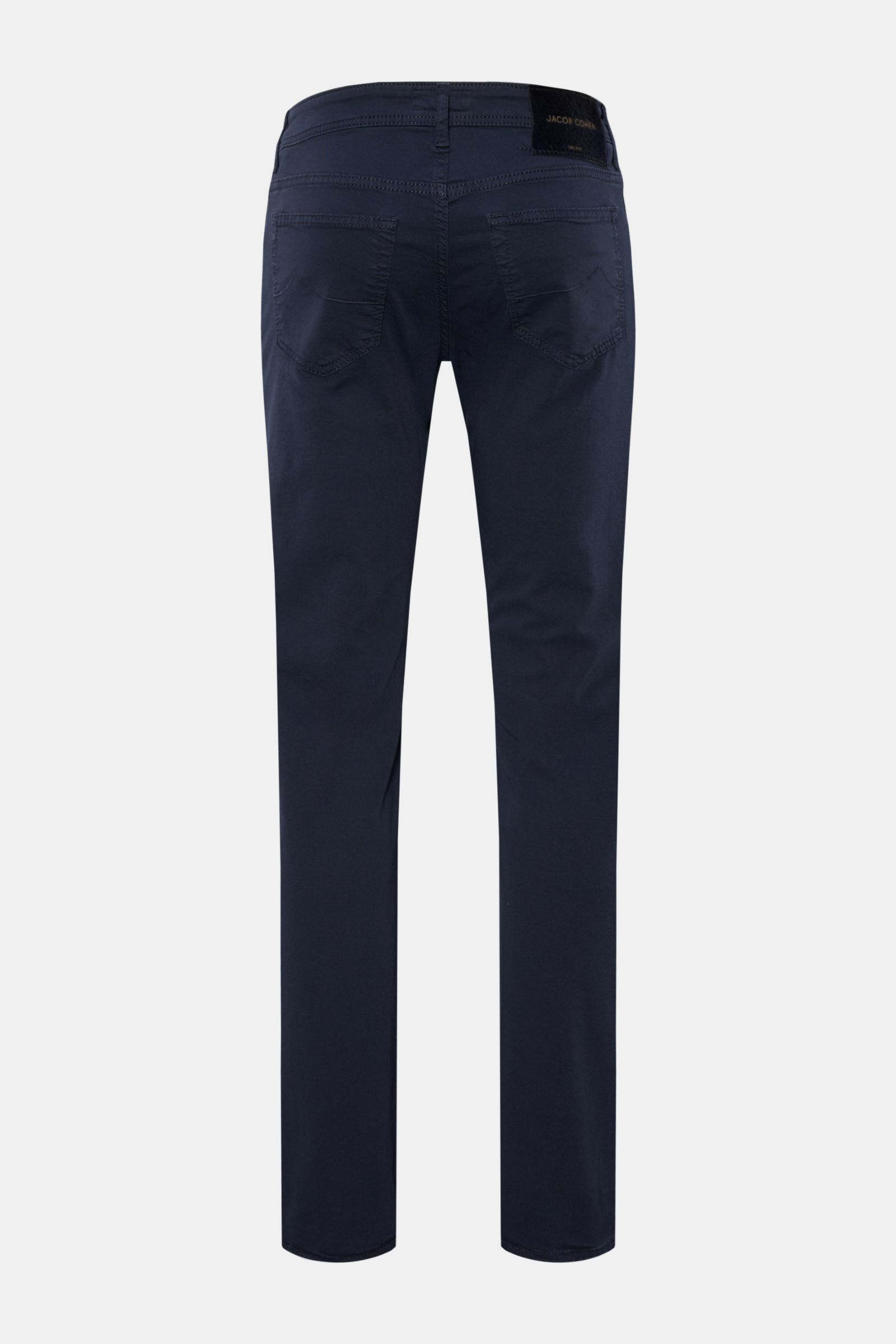 Back view of Jacob Cohen Baumwollhose 'Bard' navy slim fit cotton pants with elastic quality, five-pocket style, tonal stitching, and pony hair leather patch.

Description: Setzen Sie auf modernen Luxus im Alltag: Die Five-Pocket-Hose 'Bard' von JACOB 