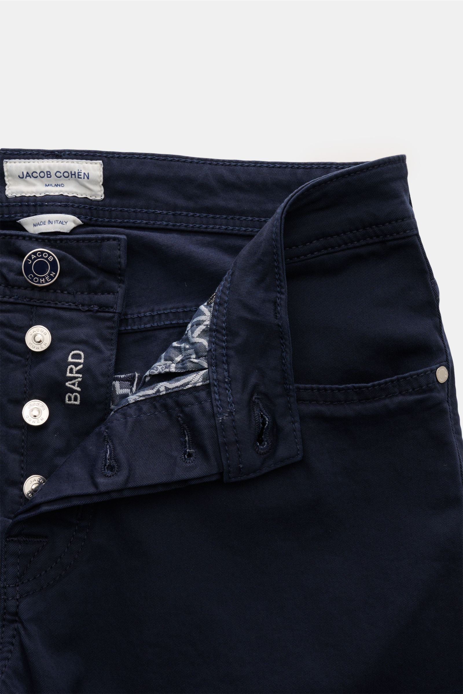 Close-up top view of Jacob Cohen Baumwollhose 'Bard' navy showing button fly, tonal stitching, and soft elastic cotton fabric with signature details.

Description: Setzen Sie auf modernen Luxus im Alltag: Die Five-Pocket-Hose 'Bard' von JACOB COHEN kombin