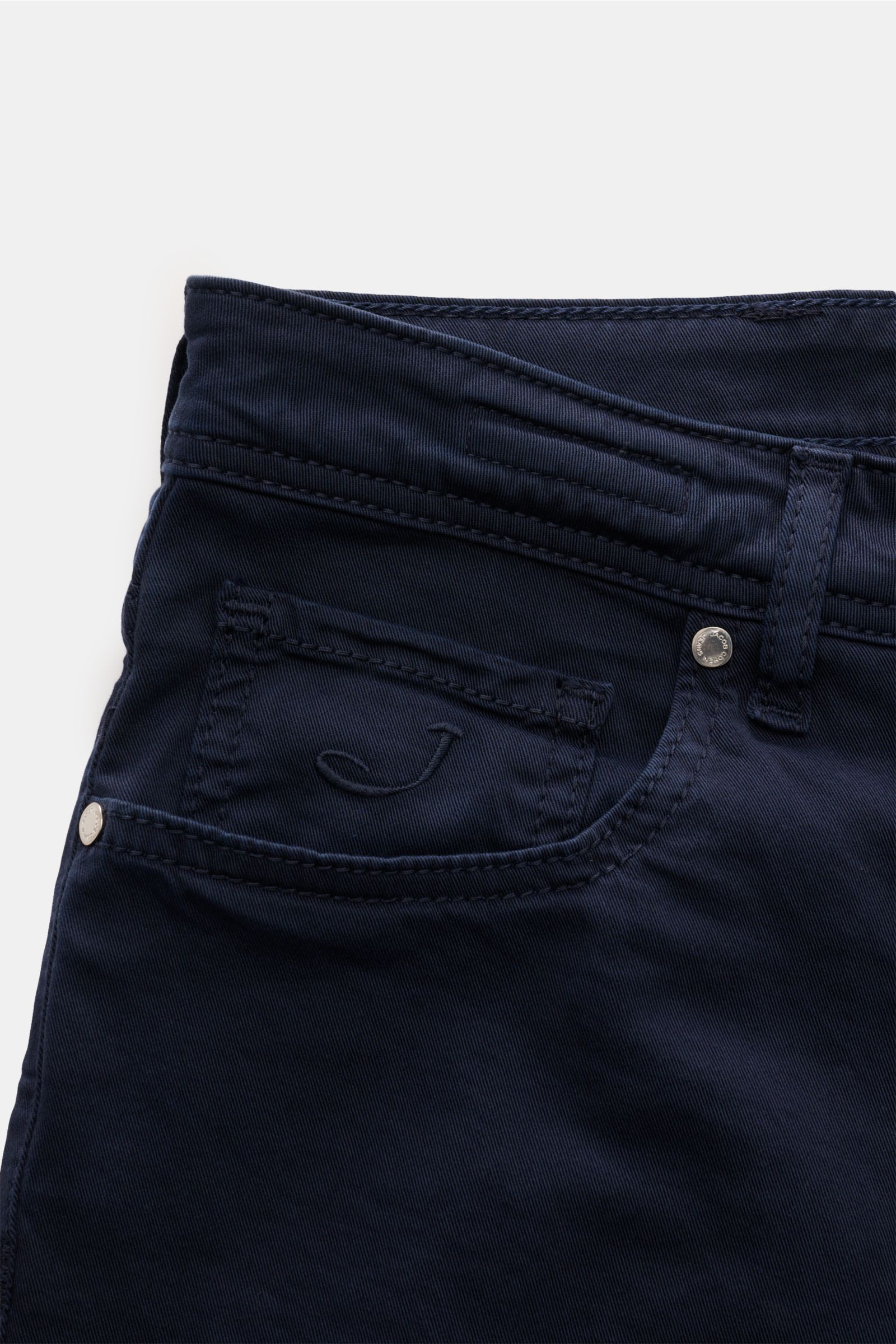 Close-up front view of Jacob Cohen Baumwollhose 'Bard' navy cotton slim fit pants with elastic quality, button fly, tonal stitching, and coin pocket with initial. Setzen Sie auf modernen Luxus im Alltag: Die Five-Pocket-Hose 'Bard' von JACOB COHEN kombini