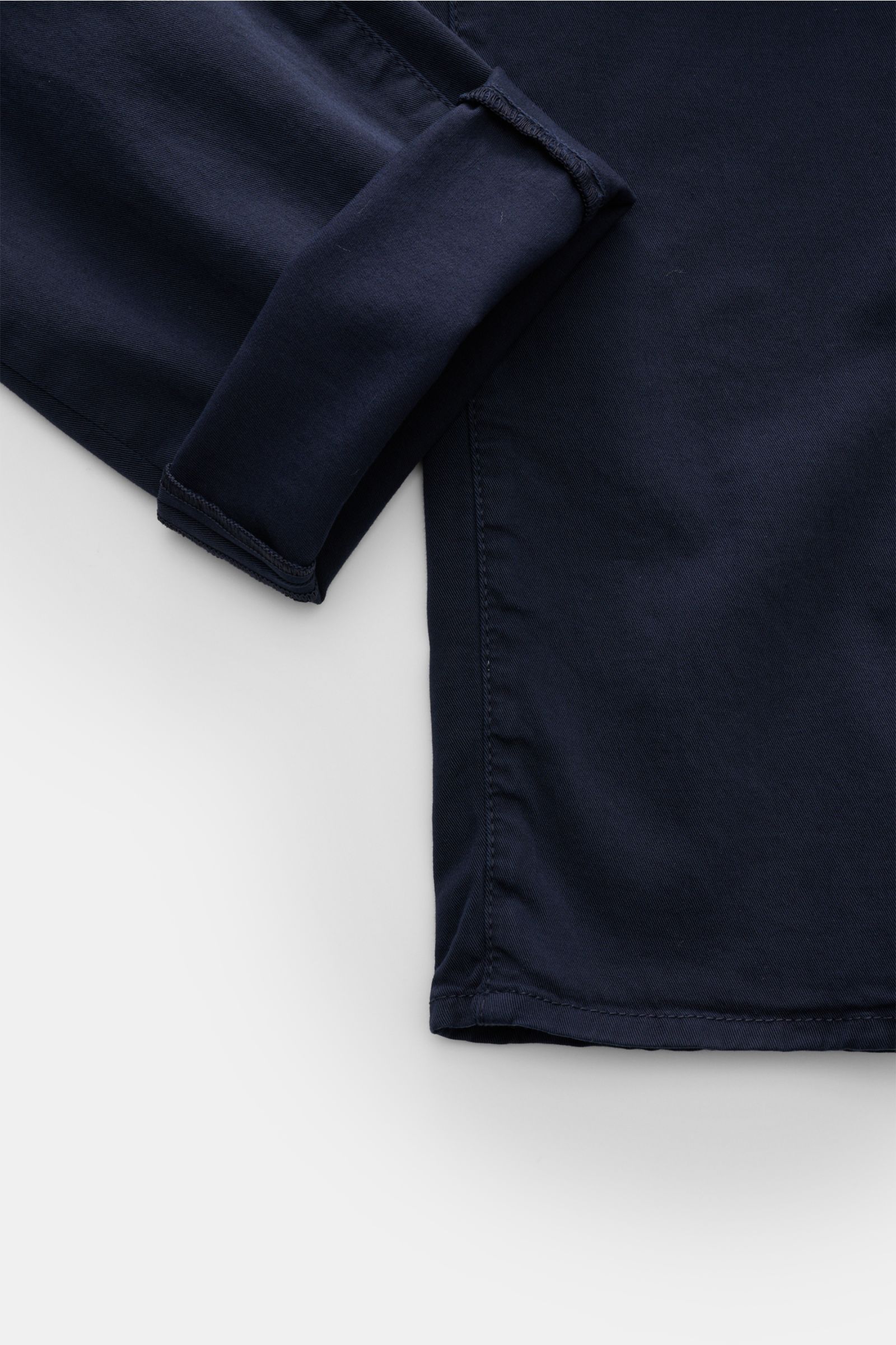 Close-up top-down view of the Jacob Cohen Baumwollhose 'Bard' navy showing folded hem and smooth navy cotton fabric.

Setzen Sie auf modernen Luxus im Alltag: Die Five-Pocket-Hose 'Bard' von JACOB COHEN kombiniert hochwertige, elastische Baumwolle mit 