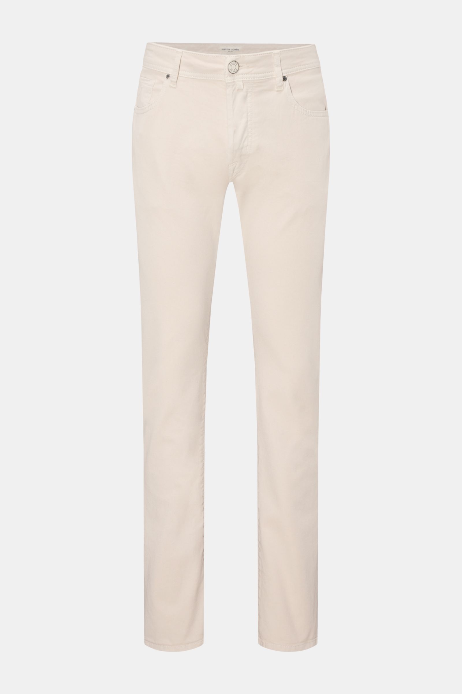 Front view of Jacob Cohen Baumwollhose 'Bard' sand slim fit cotton pants with elastic quality, button fly, five-pocket style, and ponyhair leather patch.  

Description: Setzen Sie auf modernen Luxus im Alltag: Die Five-Pocket-Hose 'Bard' von JACOB COH