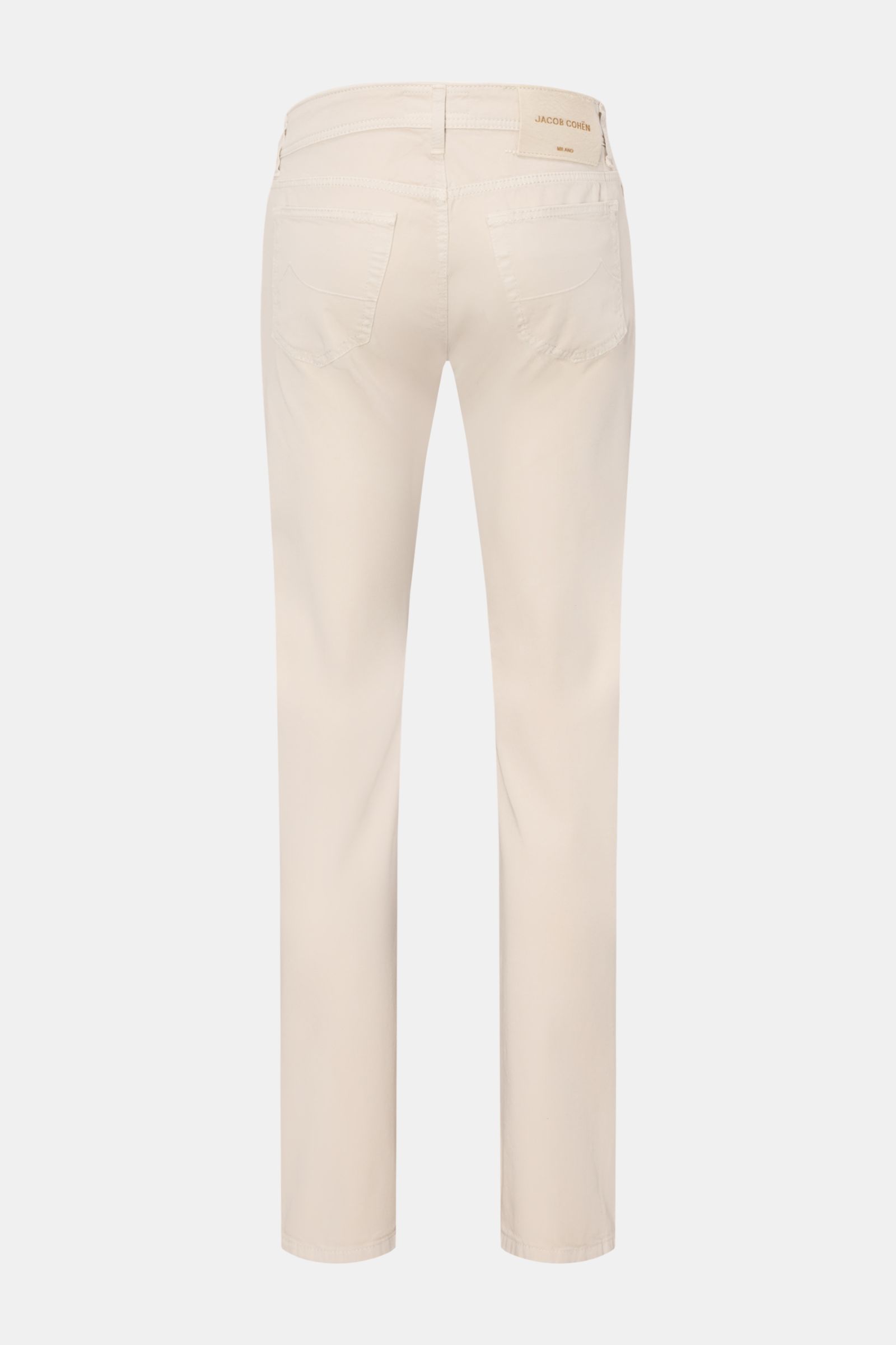 Rear view of Jacob Cohen Baumwollhose 'Bard' sand slim fit cotton pants with five pockets, elastic quality, soft touch, and leather patch in ponyhair look.

Description: Setzen Sie auf modernen Luxus im Alltag: Die Five-Pocket-Hose 'Bard' von JACOB COH