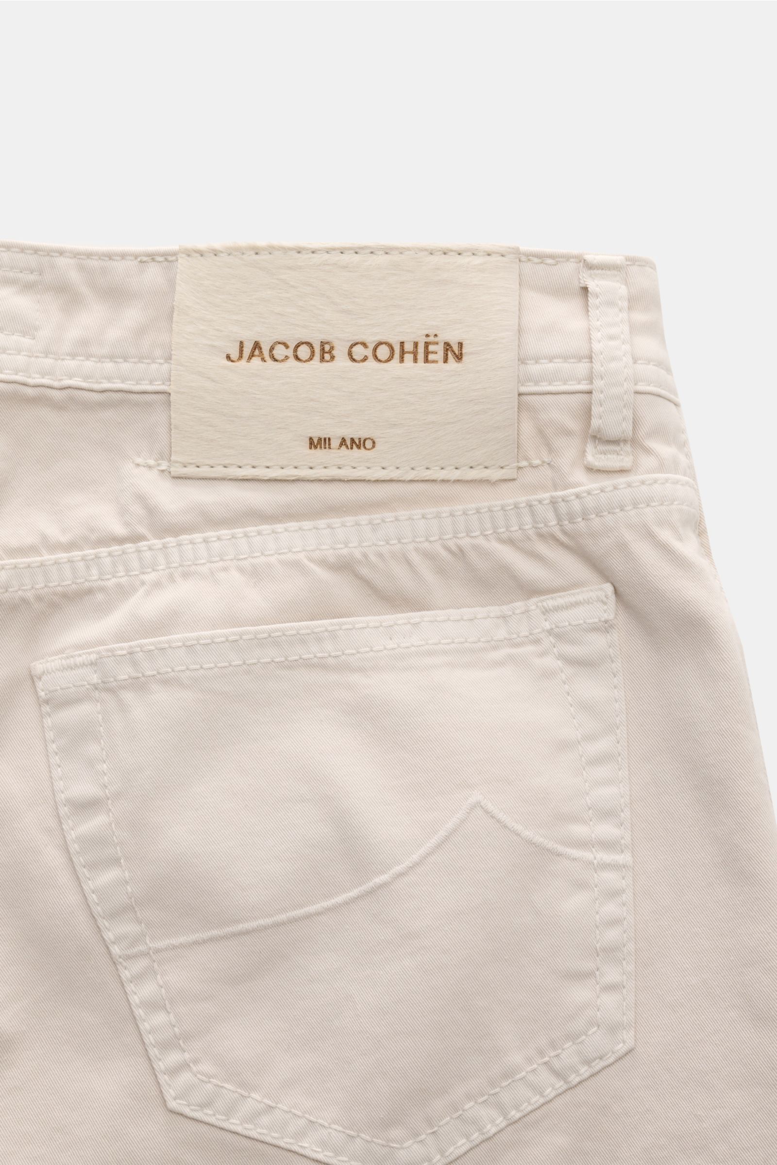 Close-up rear view of Jacob Cohen Baumwollhose 'Bard' sand showing elastic pure cotton fabric, slim fit, five-pocket style with tonal stitching and pony fur leather patch.  

Setzen Sie auf modernen Luxus im Alltag: Die Five-Pocket-Hose 'Bard' von JACOB C