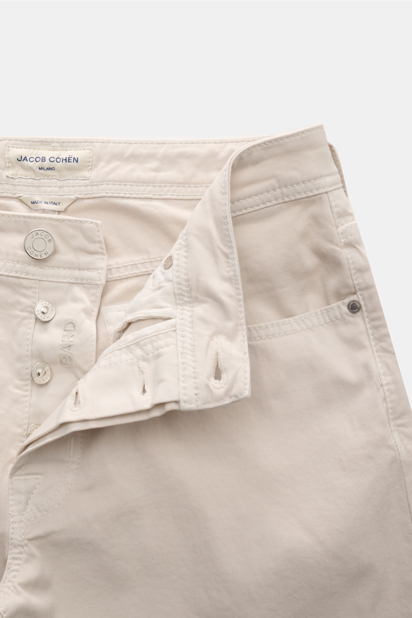 Close-up front view of Jacob Cohen Baumwollhose 'Bard' sand, slim fit five-pocket cotton pants with button fly and leather patch.

Description: Setzen Sie auf modernen Luxus im Alltag: Die Five-Pocket-Hose 'Bard' von JACOB COHEN kombiniert hochwertige,
