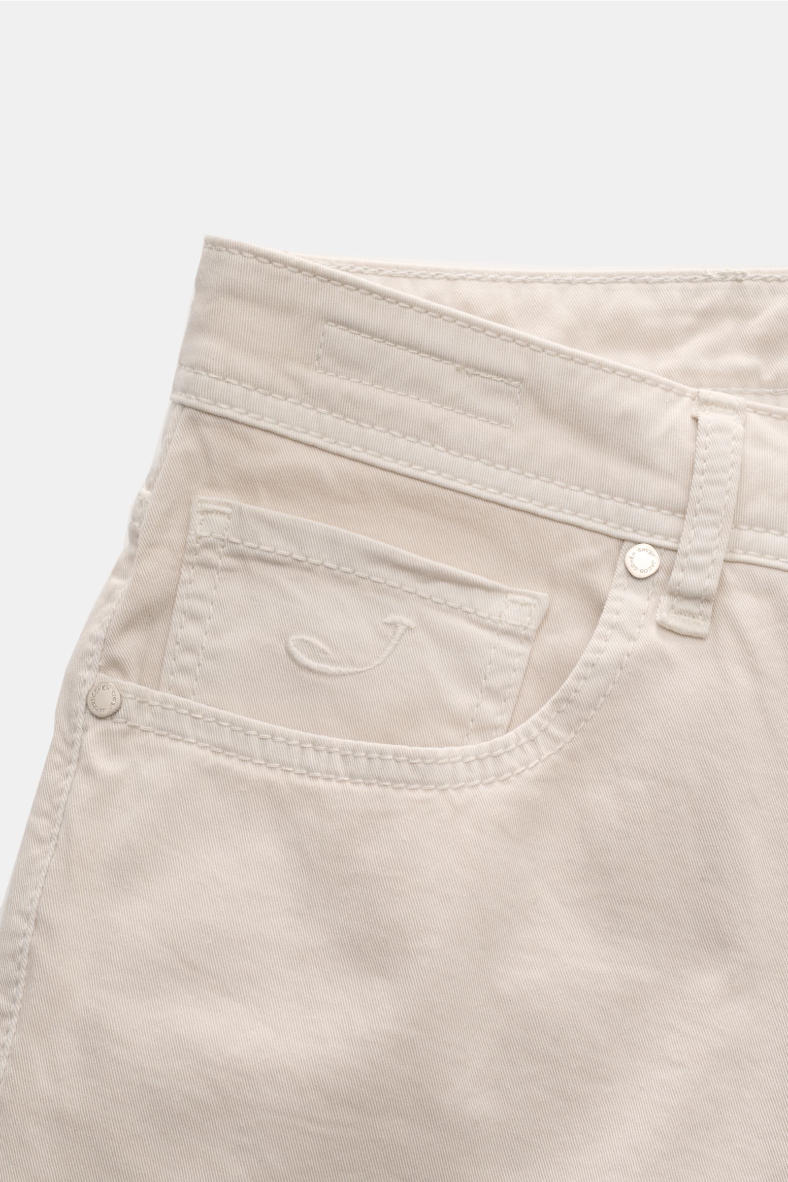 Close-up front view of Jacob Cohen Baumwollhose 'Bard' sand five-pocket pants in elastic, soft cotton with tonal stitching and leather patch.

Description: Setzen Sie auf modernen Luxus im Alltag: Die Five-Pocket-Hose 'Bard' von JACOB COHEN kombiniert 