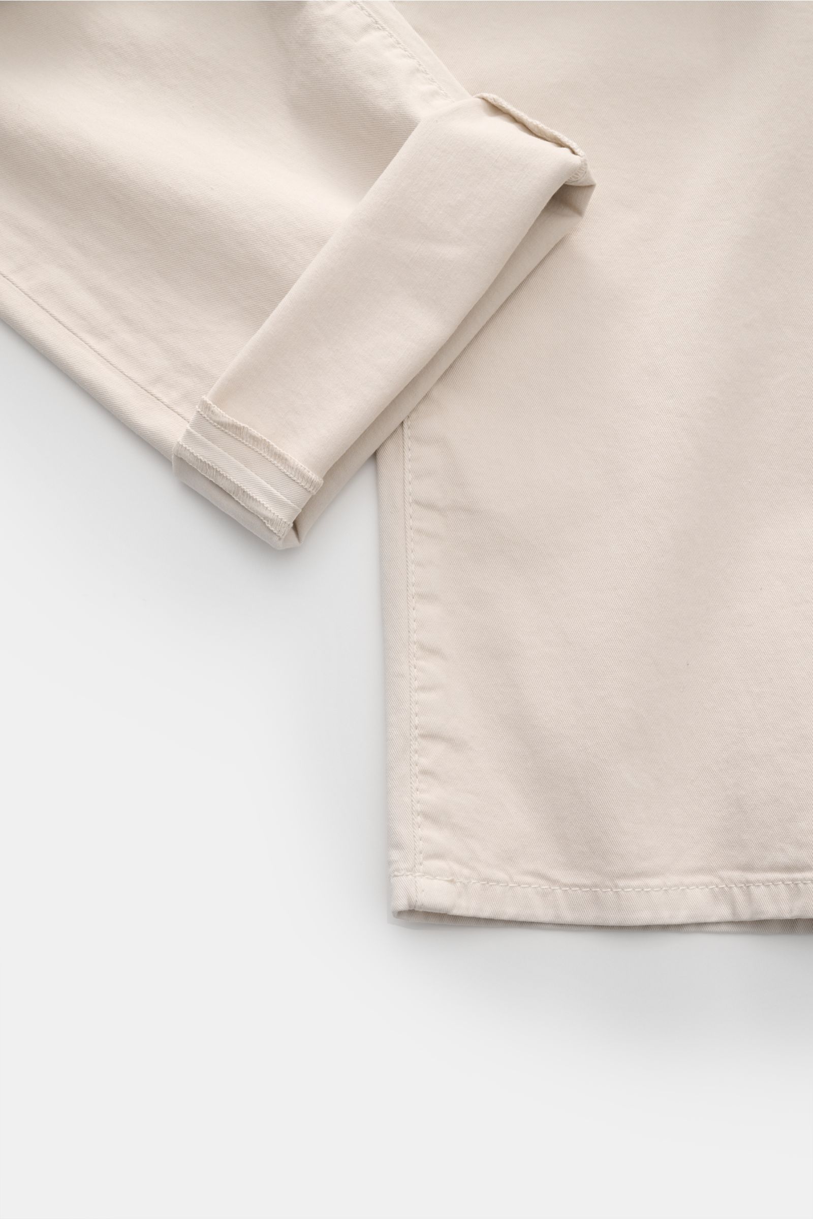 Close-up side view of the cuff and lower leg of Jacob Cohen Baumwollhose 'Bard' sand in soft, elastic pure cotton with tonal stitching.

Description: Setzen Sie auf modernen Luxus im Alltag: Die Five-Pocket-Hose 'Bard' von JACOB COHEN kombiniert hochwe