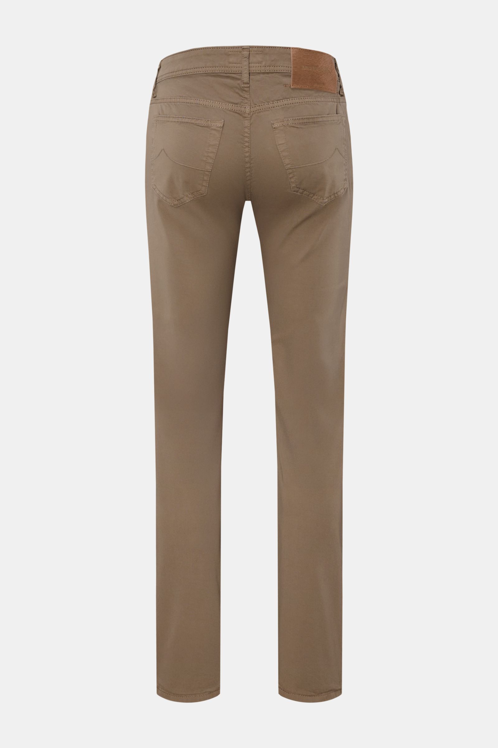 Jacob Cohen Baumwollhose 'Bard' graubraun shown from the back, slim fit five-pocket pants in elastic, soft cotton with tonal stitching and leather patch in ponyhair look. Setzen Sie auf modernen Luxus im Alltag: Die Five-Pocket-Hose 'Bard' von JACOB CO