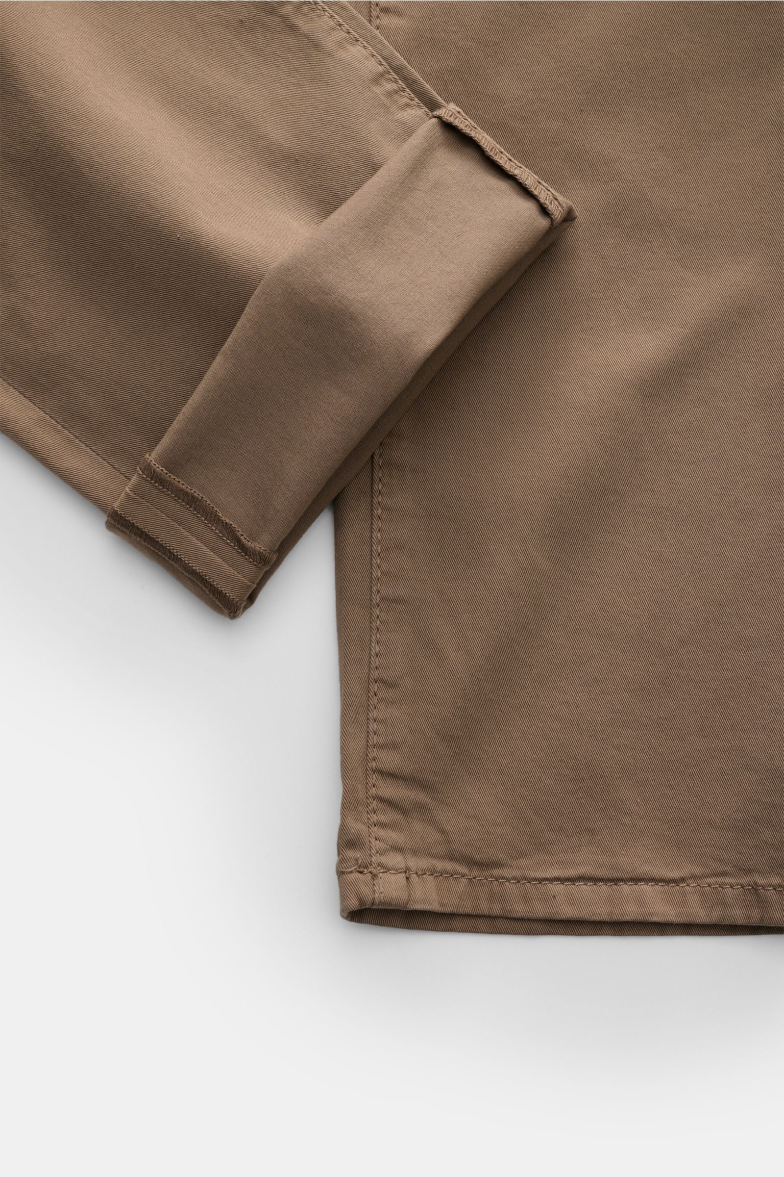 Close-up top-down view of the Jacob Cohen Baumwollhose 'Bard' graubraun showing detailed stitching and folded hem in soft, elastic pure cotton fabric.

Additional description:  
Setzen Sie auf modernen Luxus im Alltag: Die Five-Pocket-Hose 'Bard' von J