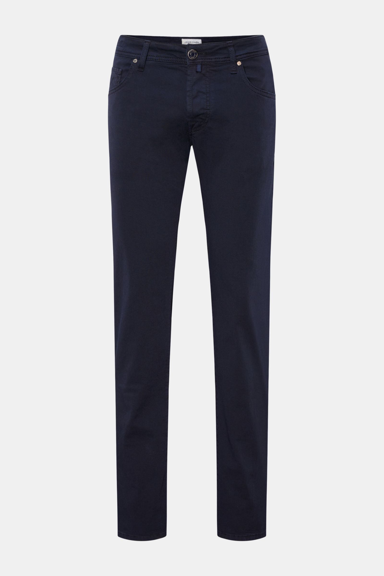 Jacob Cohen Baumwollhose 'Nick' navy, Slim Fit Five-Pocket-Hose aus elastischer, reiner Baumwolle mit Button Fly, Münztasche und Ponyfell-Lederpatch, frontal fotografiert.