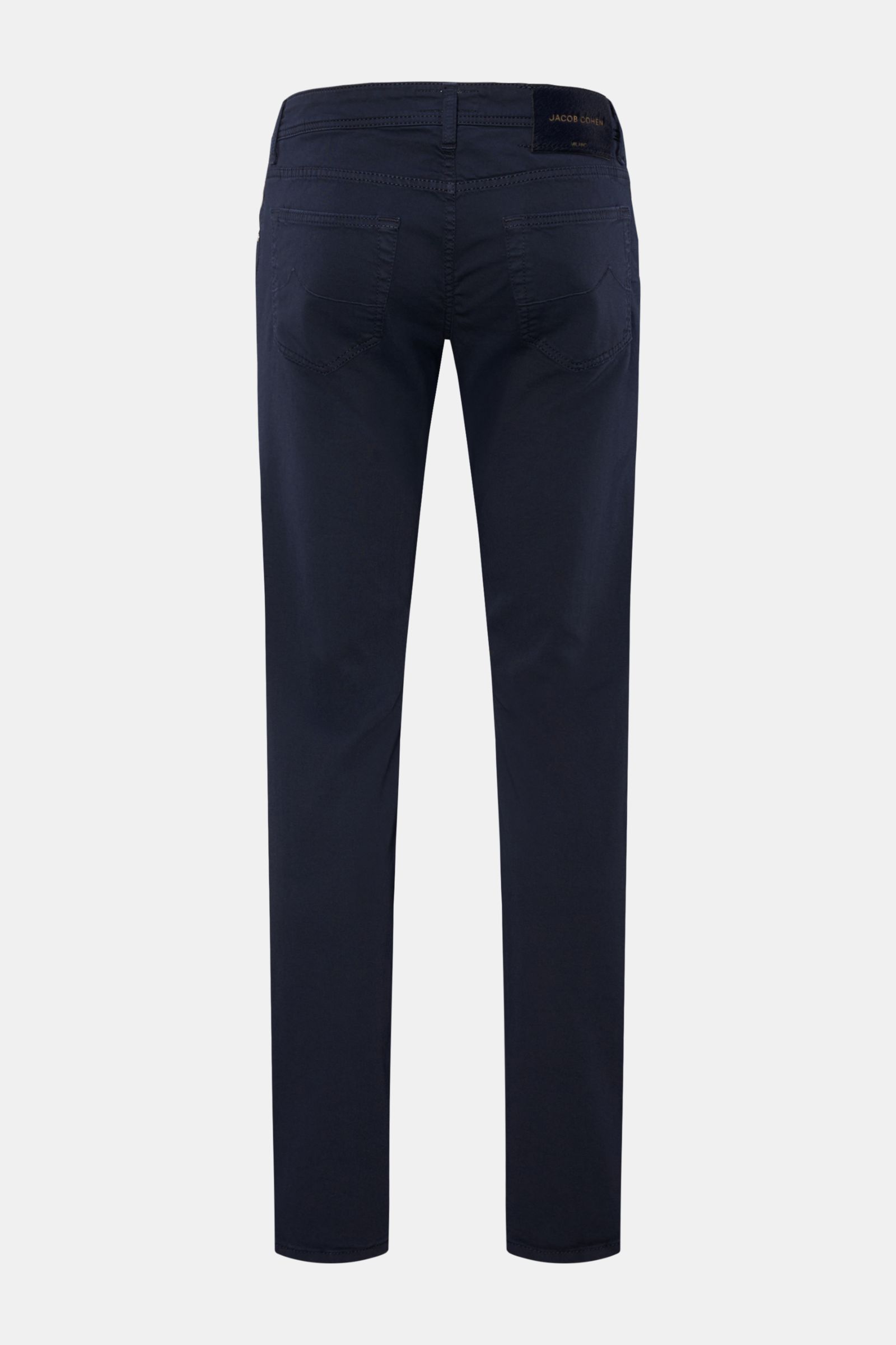 Jacob Cohen Baumwollhose 'Nick' navy, Slim Fit Five-Pocket-Hose aus elastischer, reiner Baumwolle, Rückansicht mit Ponyfell-Lederpatch und tonalem Stitching.