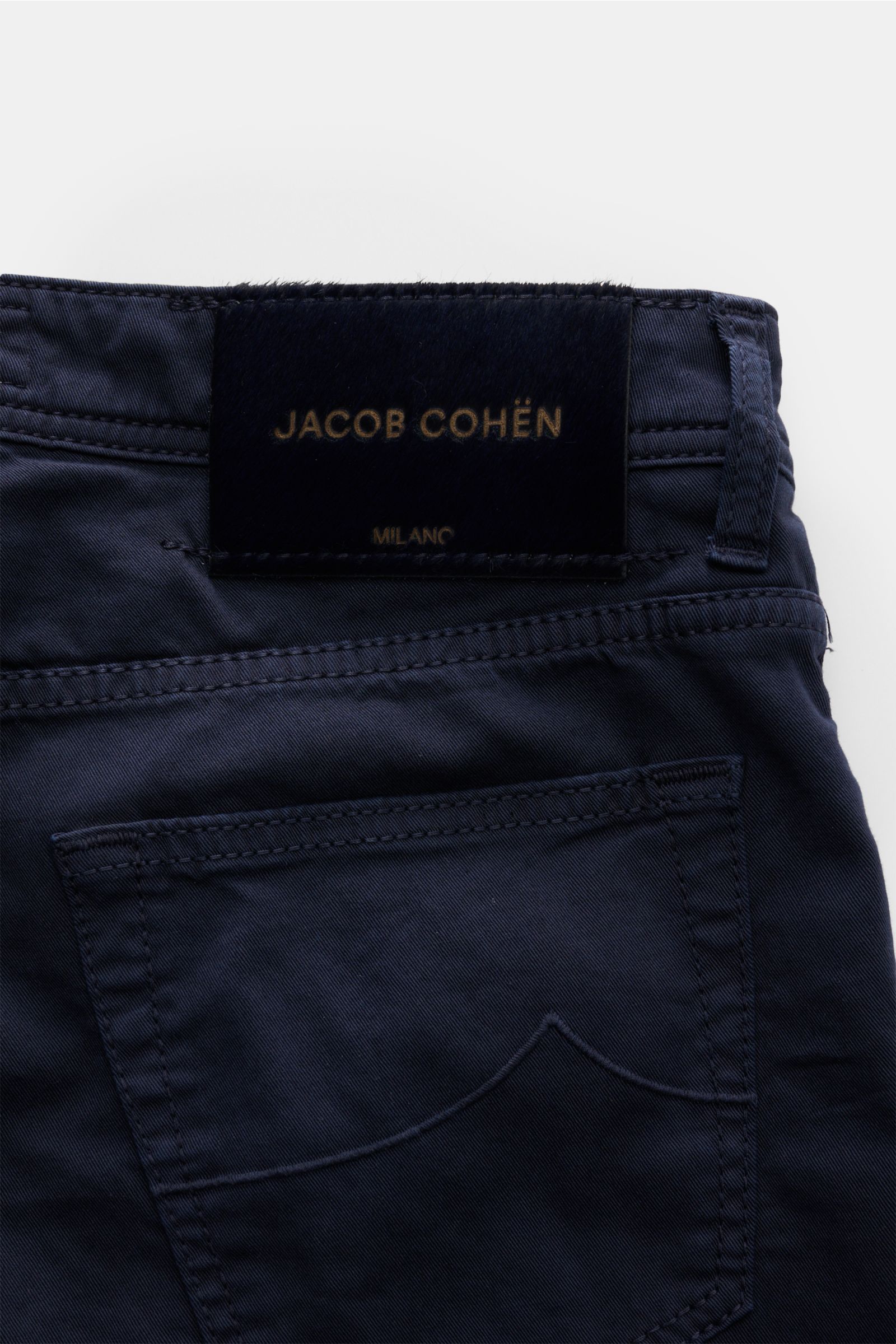 Jacob Cohen Baumwollhose 'Nick' navy Detailaufnahme von hinten oben mit Leder-Patch in Ponyfell-Optik und tonalem Stitching.