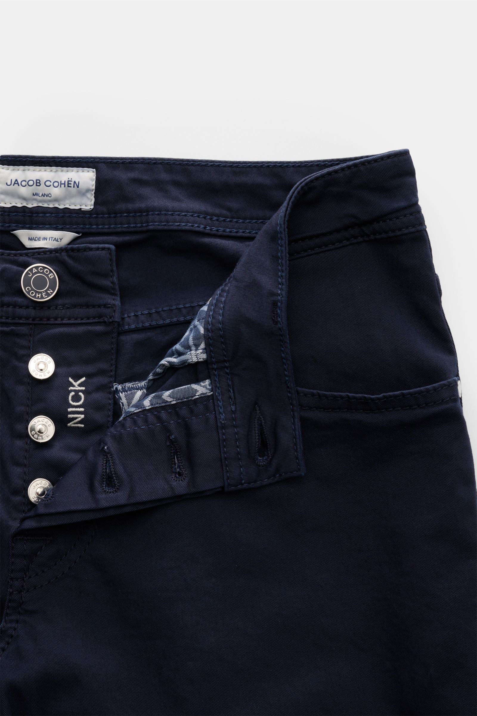 Jacob Cohen Baumwollhose 'Nick' navy in Slim Fit, Five-Pocket mit Button Fly, offen fotografiert, elastische Baumwolle, Leather Patch Ponyfell-Optik.