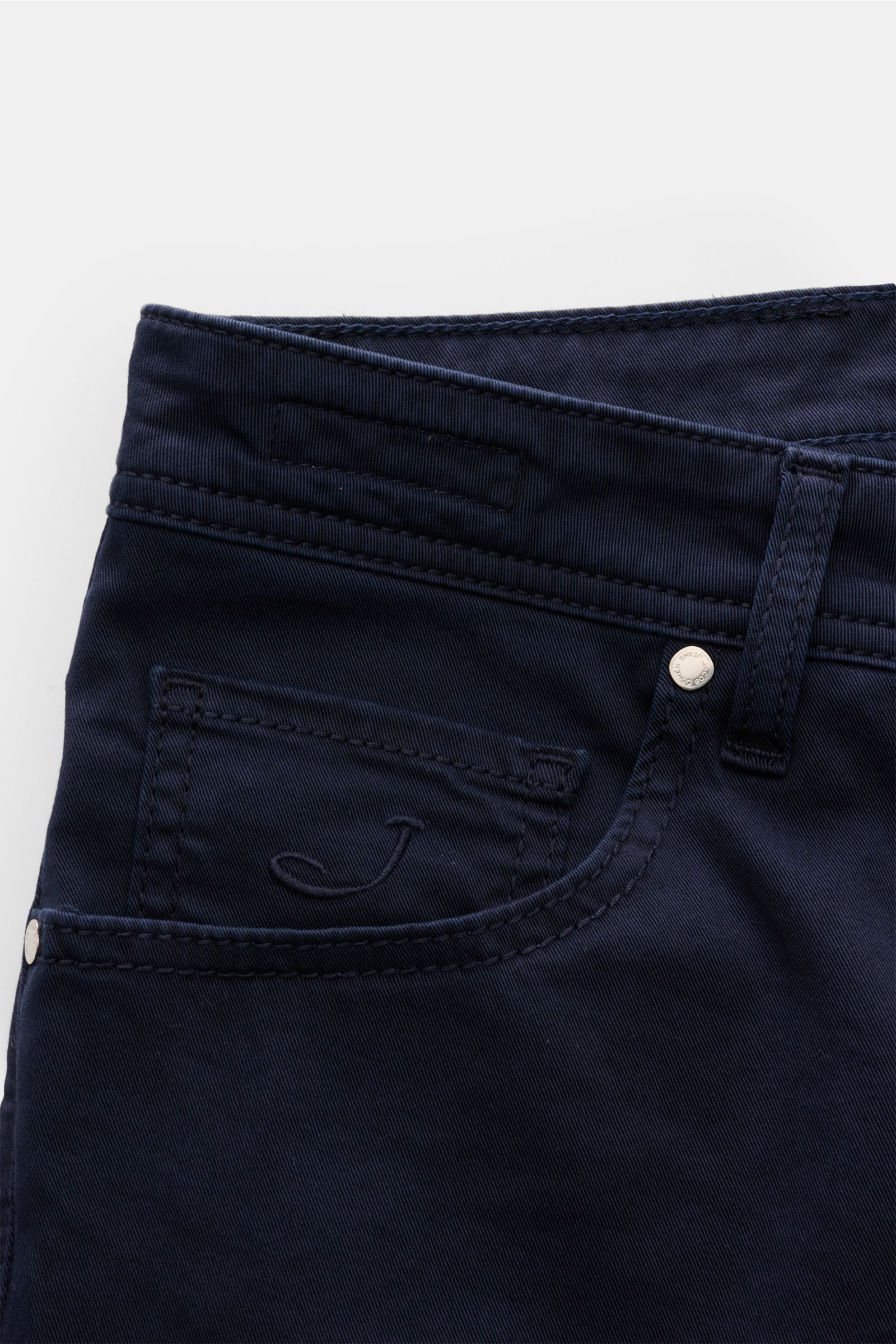 Jacob Cohen Baumwollhose 'Nick' navy im Five-Pocket-Stil, Detailaufnahme seitlich oben mit Ponyfell-Lederpatch, elastische Baumwolle, Slim Fit.