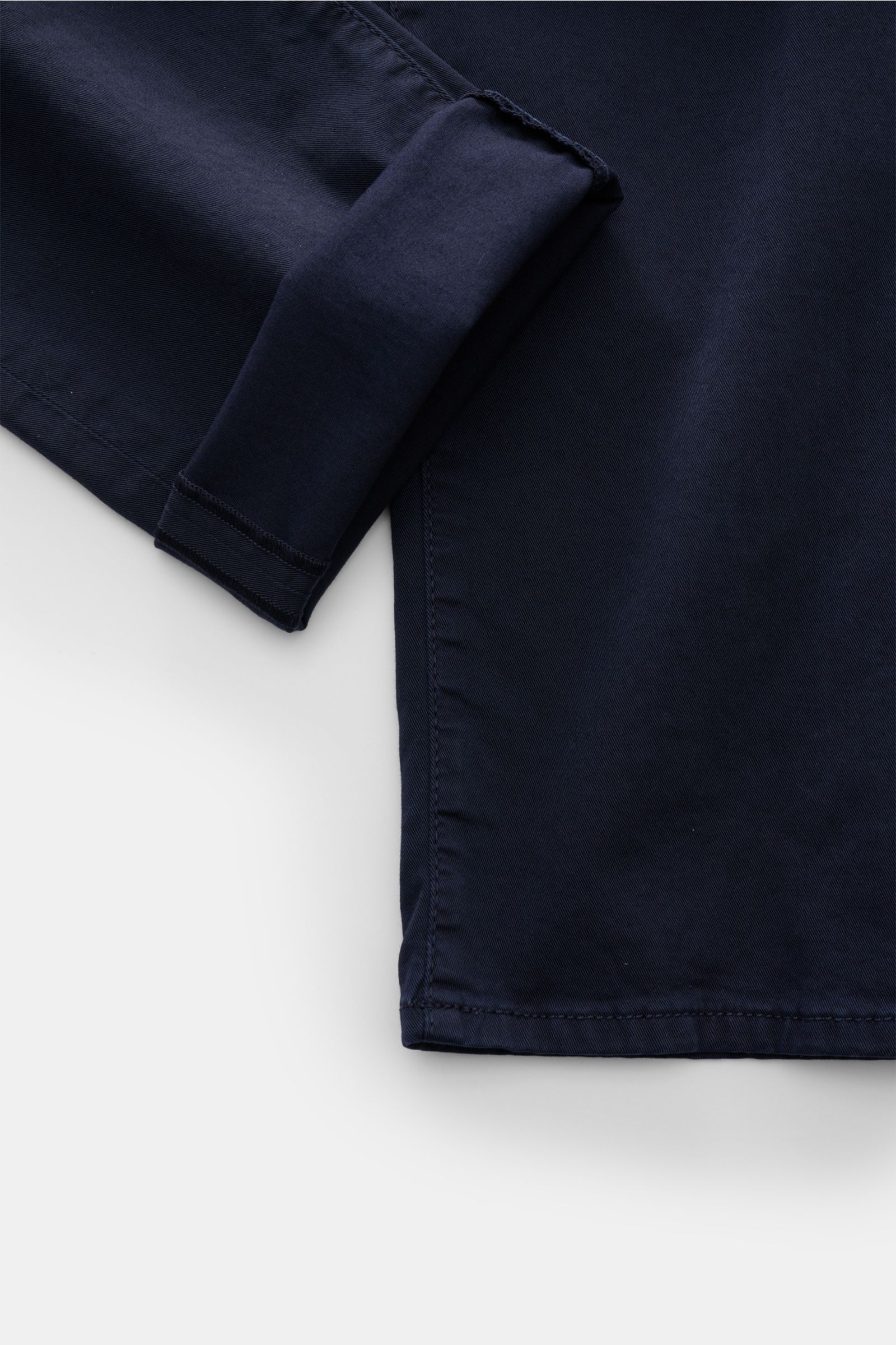 Jacob Cohen Baumwollhose 'Nick' navy, Detailaufnahme von unten schräg mit umgeschlagenem Bein, elastische, reine Baumwolle, Slim Fit, Ponyfell-Lederpatch.