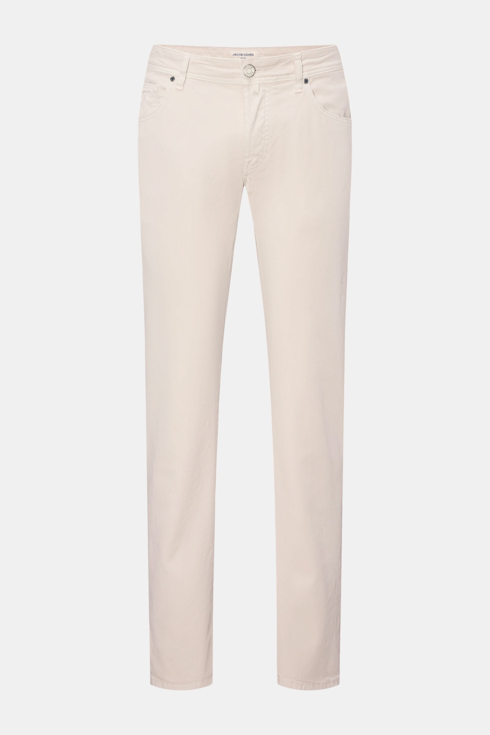 Jacob Cohen Baumwollhose 'Nick' sand, Slim Fit Five-Pocket-Hose aus elastischer Baumwolle mit Button Fly, seitliche Frontansicht, Leather Patch in Ponyfell-Optik.