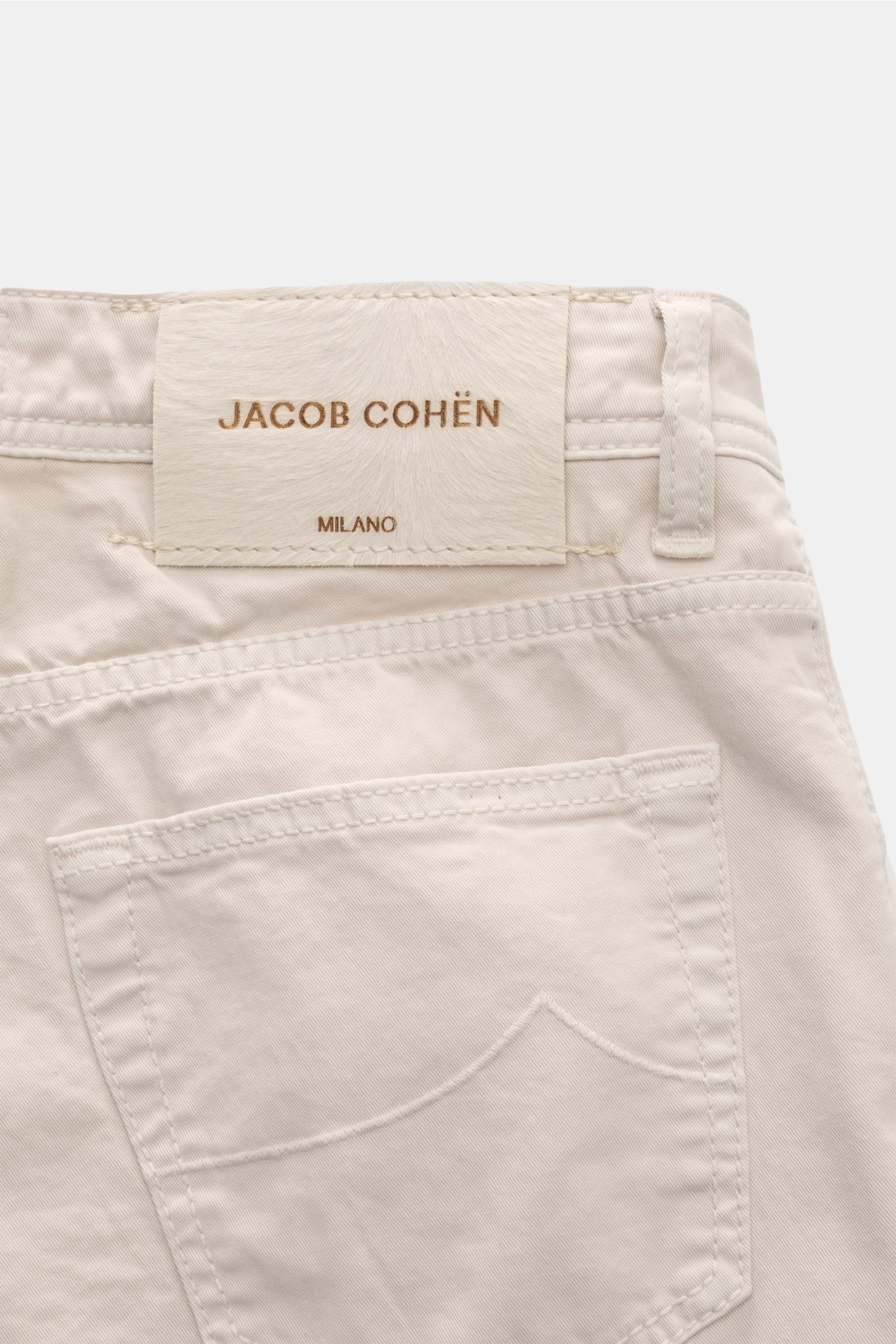 Jacob Cohen Baumwollhose 'Nick' sand, Detailaufnahme Rückseite mit Ponyfell-Lederpatch, Five-Pocket-Stil, elastische, reine Baumwolle, Slim Fit.