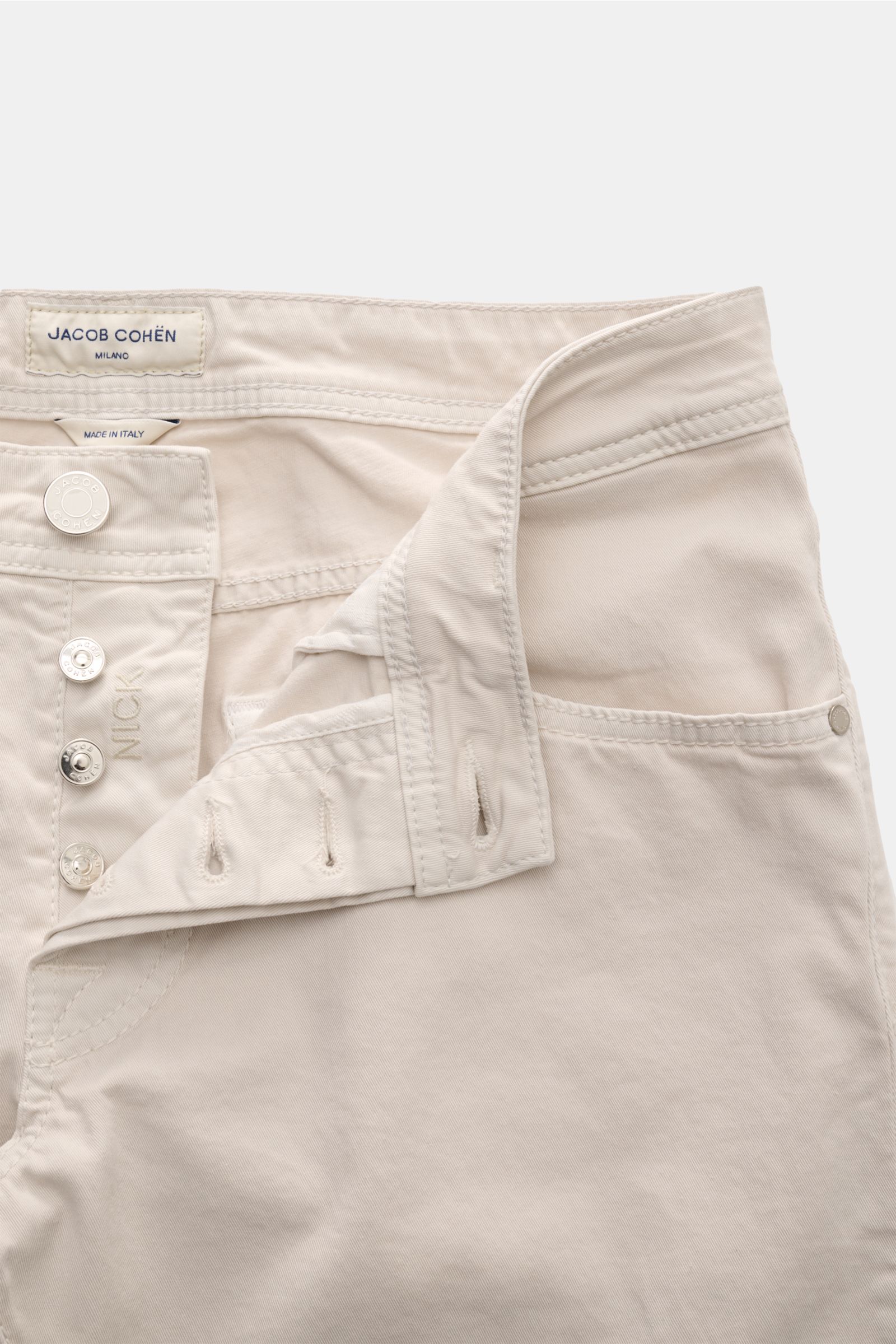 Jacob Cohen Baumwollhose 'Nick' sand, Slim Fit Five-Pocket-Hose mit Button Fly, elastisch, weicher Griff, tonales Stitching, Leather Patch Ponyfell-Optik, Detailfoto von oben.