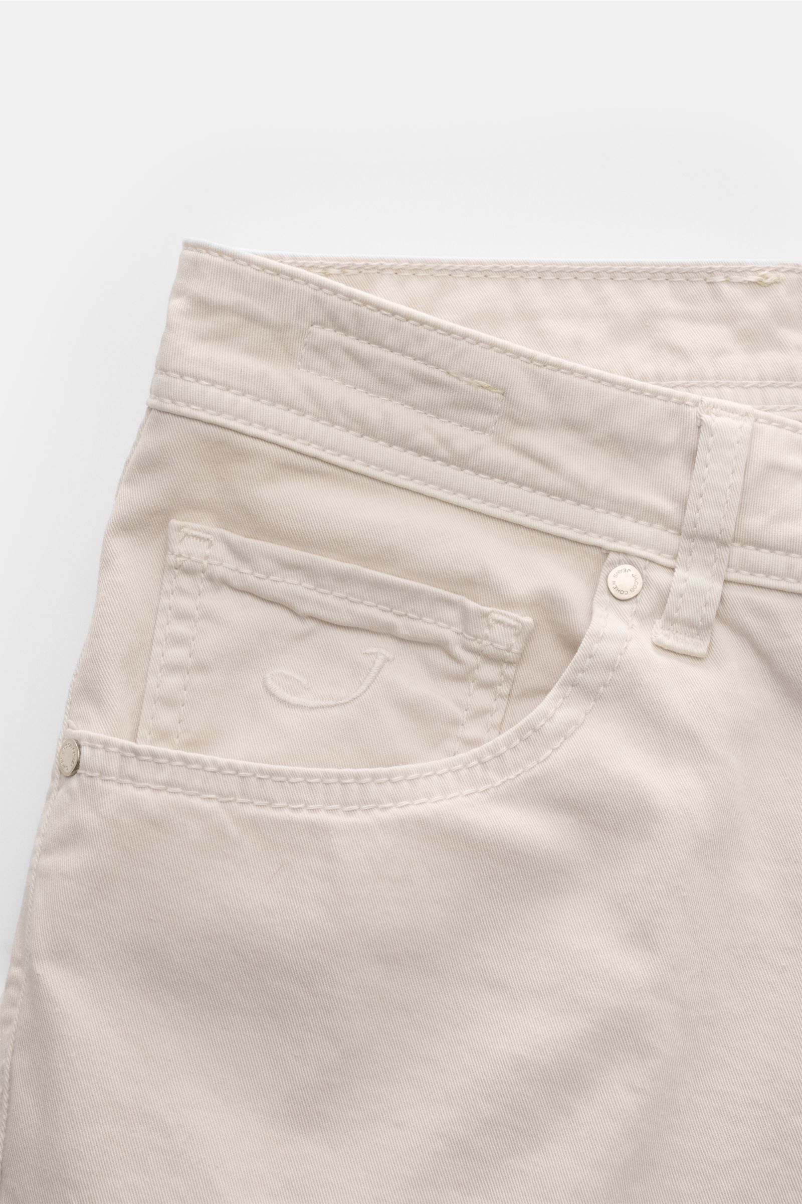 Jacob Cohen Baumwollhose 'Nick' sand, Nahaufnahme der Five-Pocket-Hose mit elastischer Baumwolle, tonalem Stitching und Ponyfell-Lederpatch, von oben fotografiert.