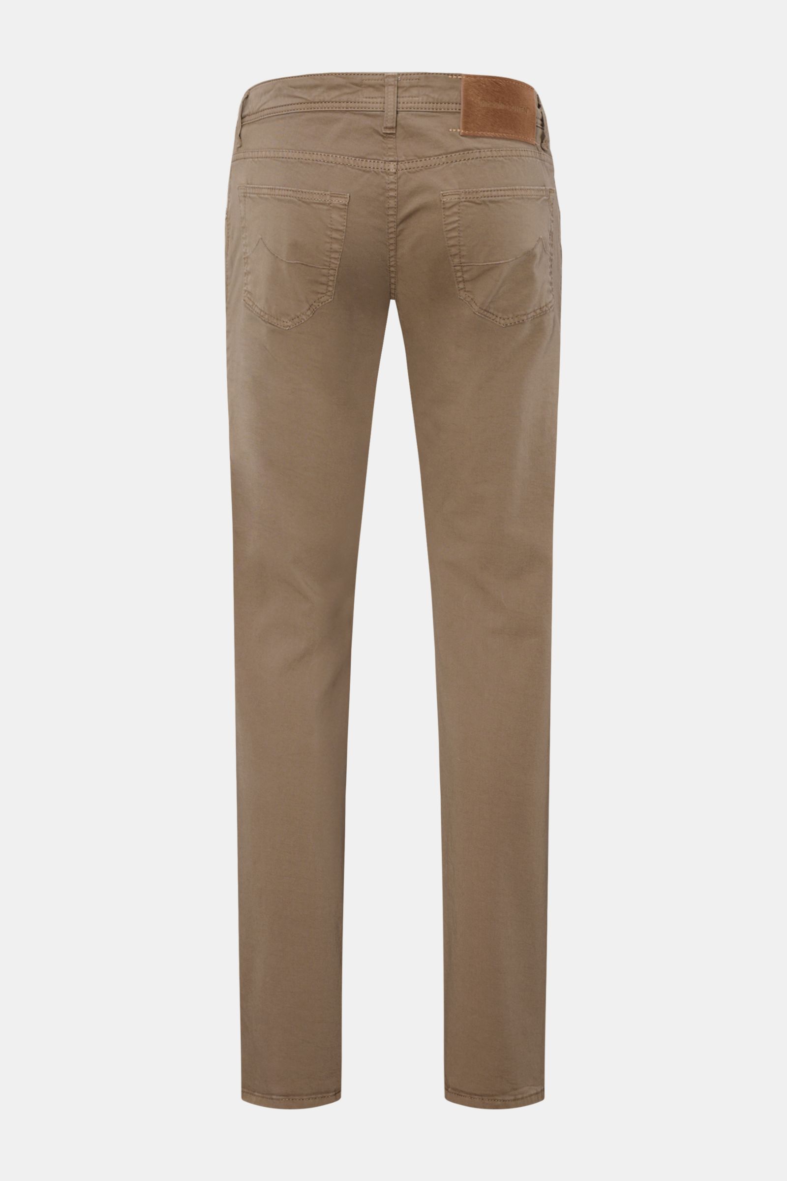 Jacob Cohen Baumwollhose 'Nick' graubraun, Slim Fit Five-Pocket-Hose aus elastischer Baumwolle, Rückansicht mit Ponyfell-Lederpatch und tonalem Stitching.
