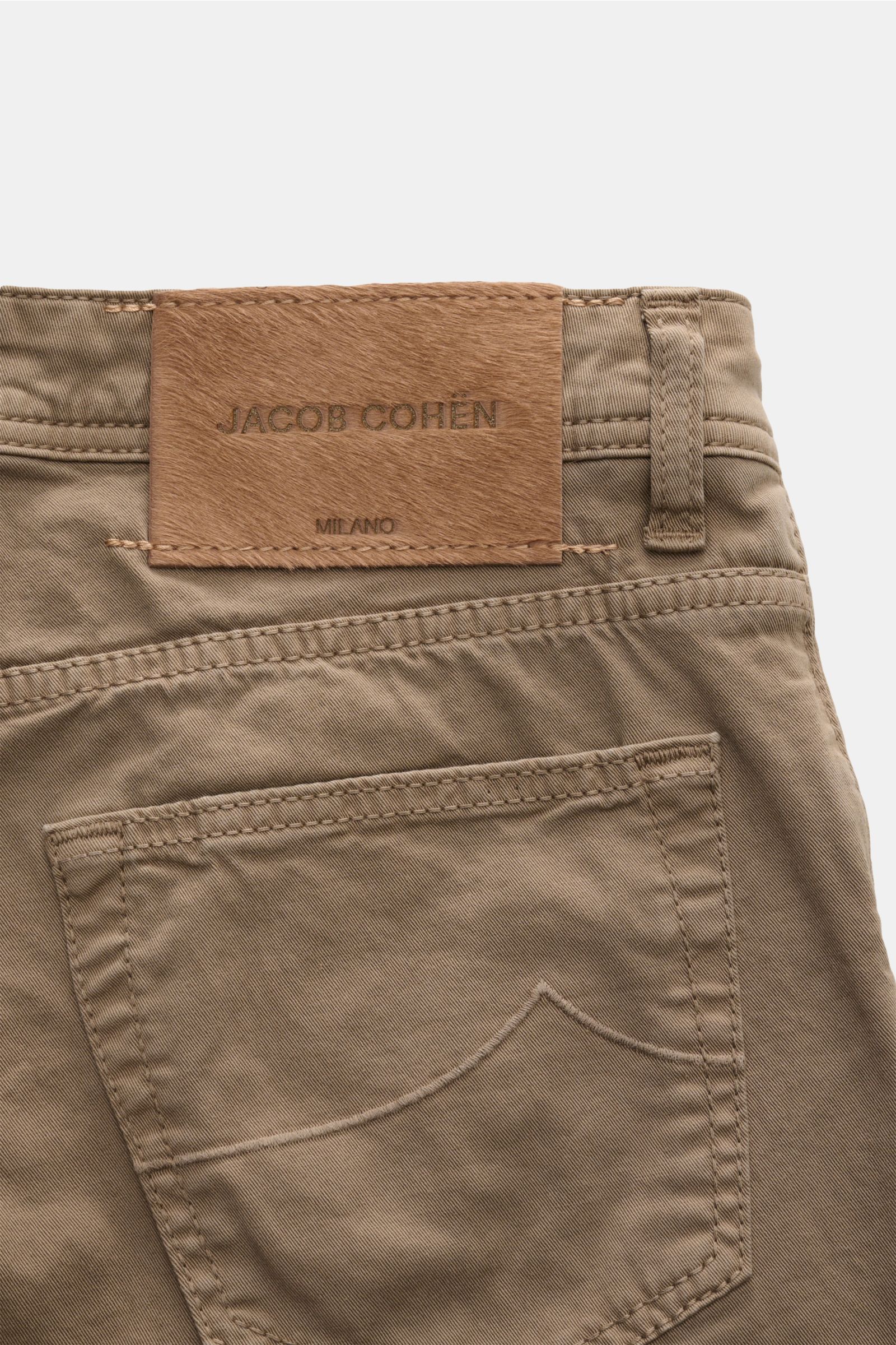 Jacob Cohen Baumwollhose 'Nick' graubraun von hinten fotografiert, mit Ponyfell-Lederpatch, Five-Pocket-Stil und tonalem Stitching.