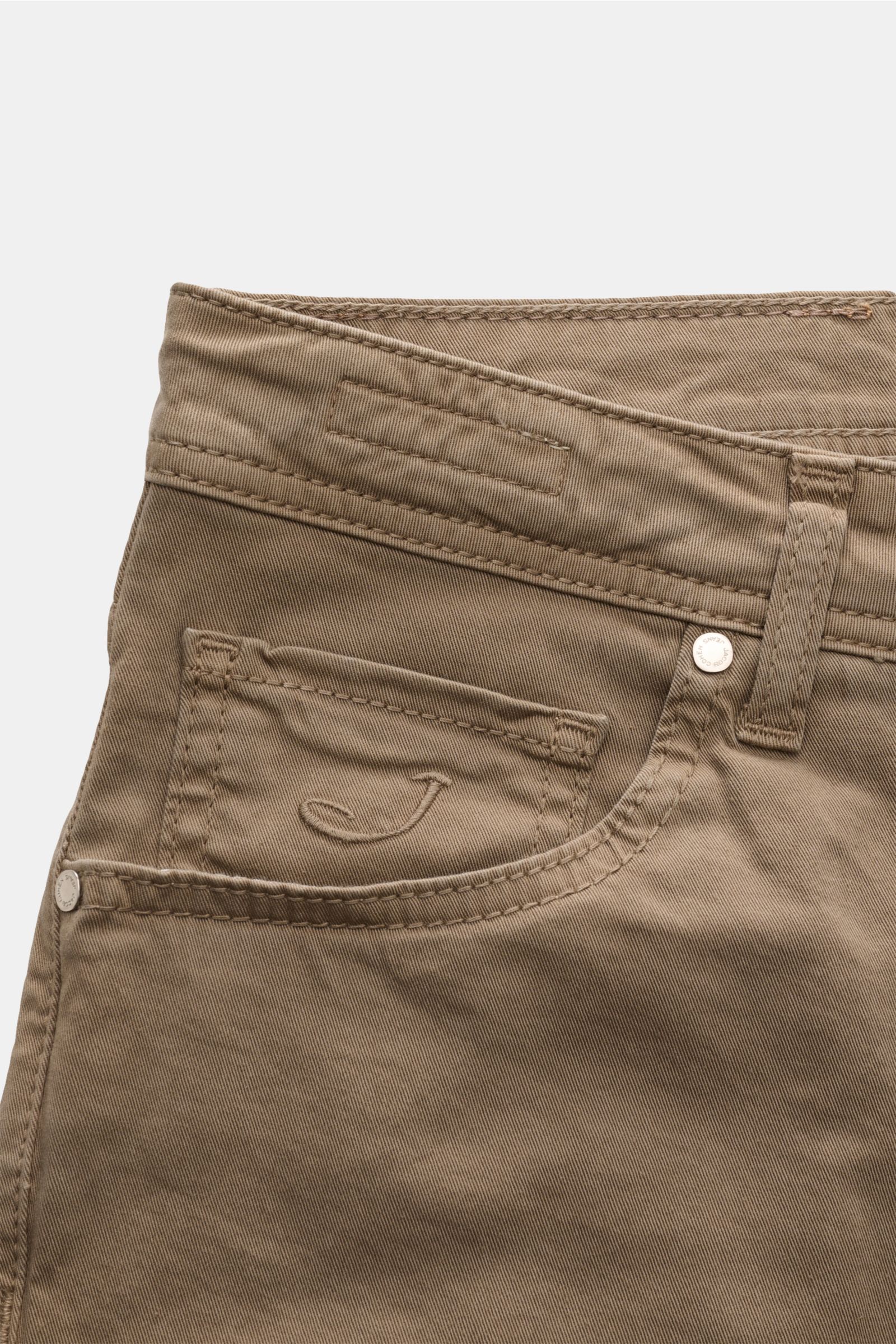 Jacob Cohen Baumwollhose 'Nick' graubraun aus elastischer, reiner Baumwolle, Slim Fit, Five-Pocket-Stil mit tonalem Stitching, Leather Patch in Ponyfell-Optik, Detailaufnahme von vorne oben.