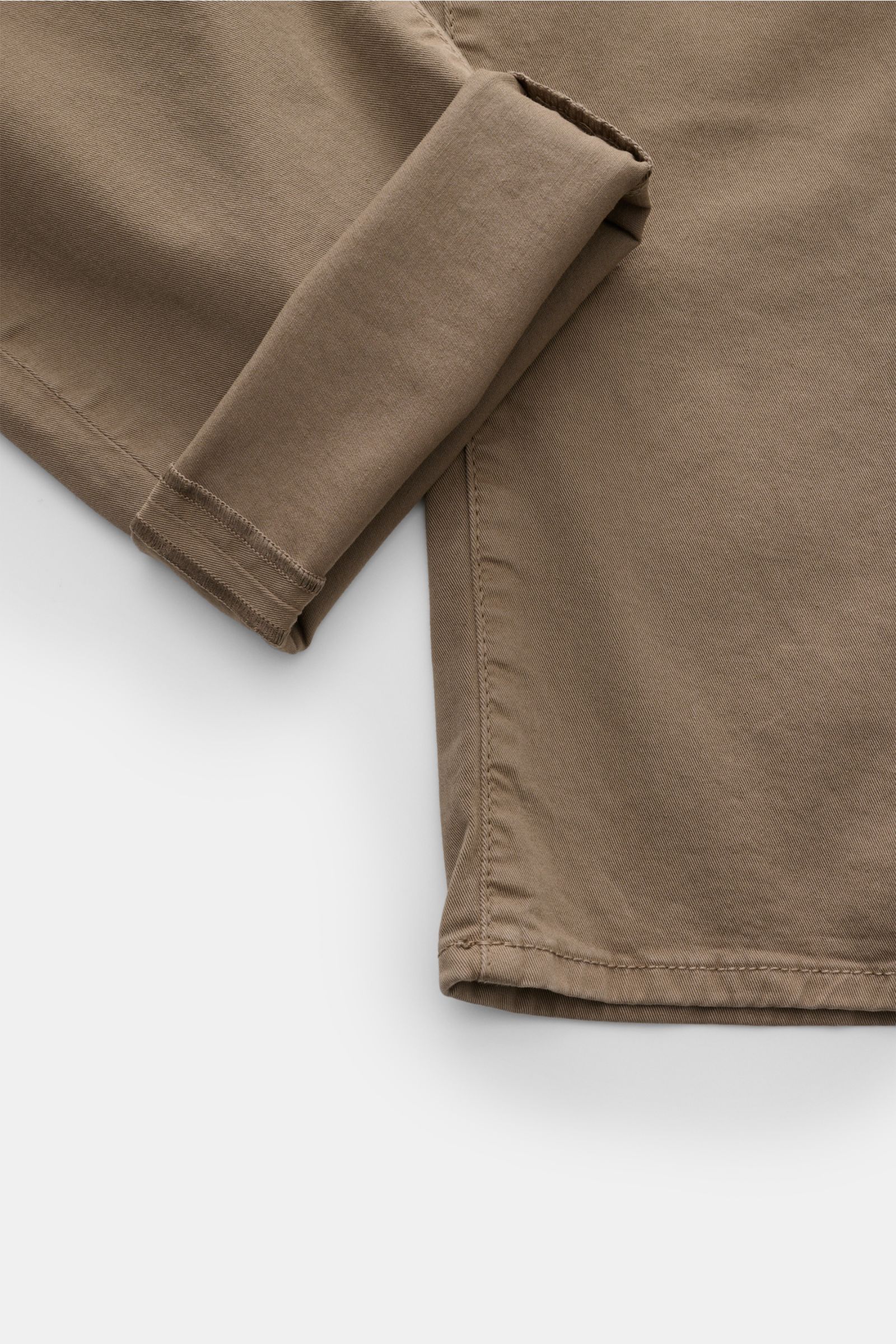 Jacob Cohen Baumwollhose 'Nick' graubraun, Detailaufnahme der schmal zulaufenden Slim Fit Hose mit weichem Griff und elastischer Baumwolle, Seitenansicht.