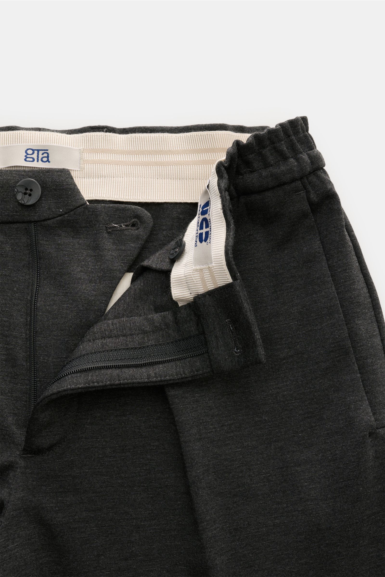 Close-up front view of GTA Jogger pants 'Dennis' dark grey mottled, showing waistband, zip, button, and elastic details, made from soft viscose and microfiber.

The jogger pants 'Dennis' by GTA are characterised by their soft feel and exceptional comfo