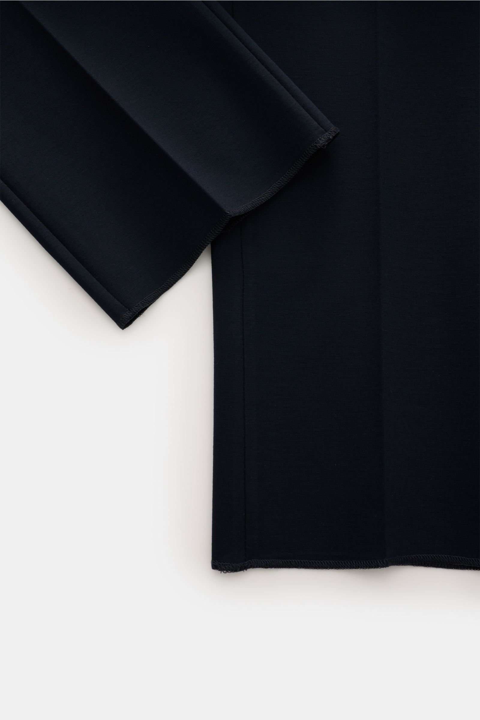 Close-up image of the open hem and fabric detail of GTA Trousers 'Federico' navy, photographed from above. For stylish office looks: The trousers 'Federico' by GTA combine maximum comfort with timeless elegance to make a versatile essential for your busin