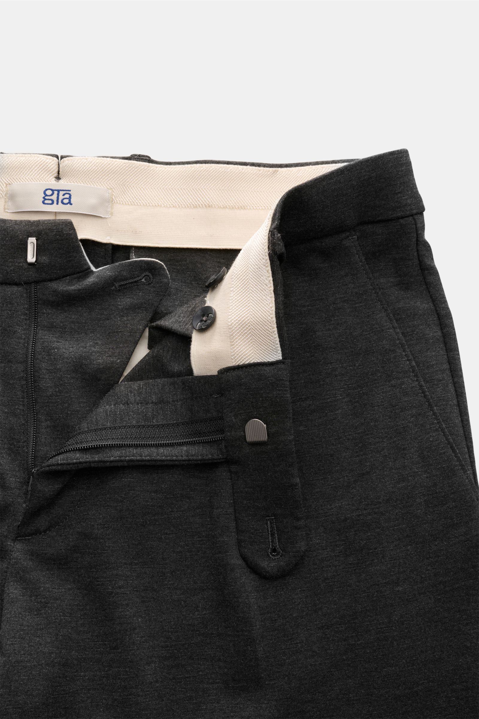 GTA Hose 'Federico' dunkelgrau meliert, Frontansicht mit offenem Reißverschluss, Bundknopf, elastischem Bund und französischen Taschen.