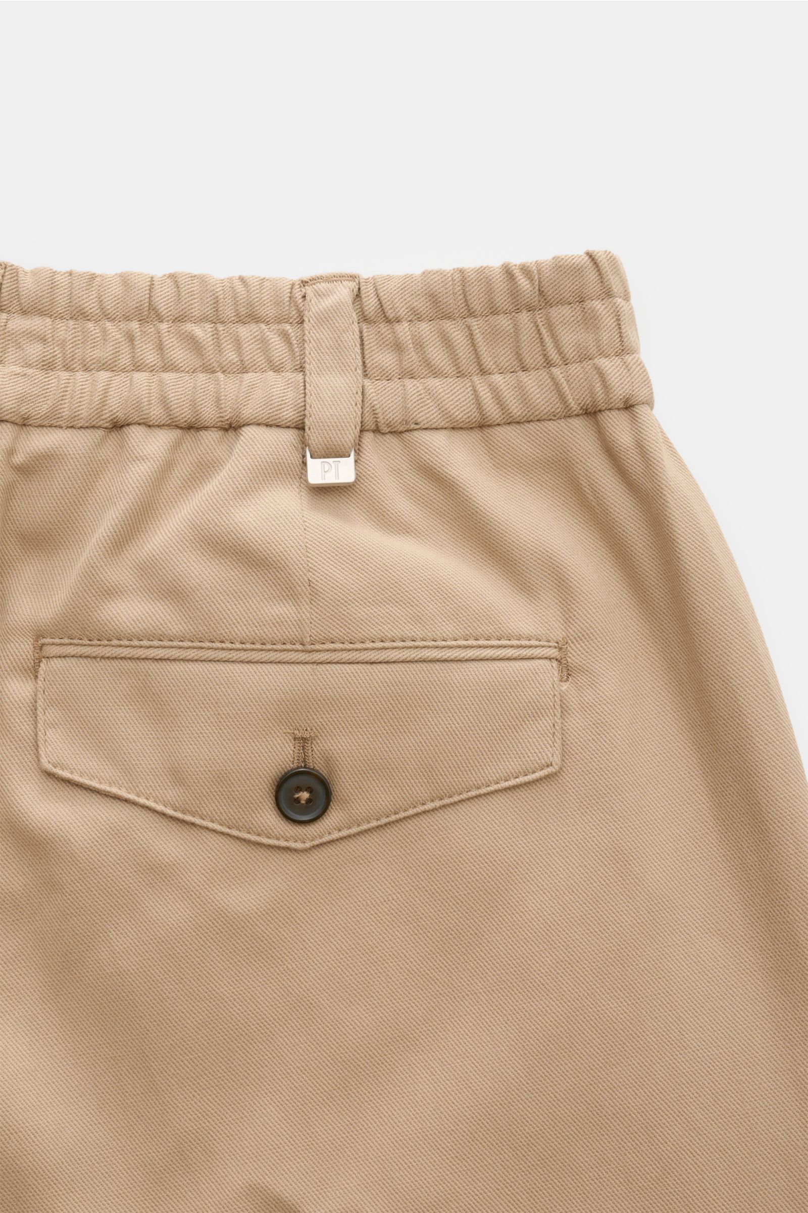 PT Torino Jogpants 'The Rebel' sand, Nahaufnahme von hinten, zeigt elastischen Bund, geknöpfte Gesäßtasche, Baumwoll-Leinen-Mix, Regular Fit, fixierter Saumaufschlag.