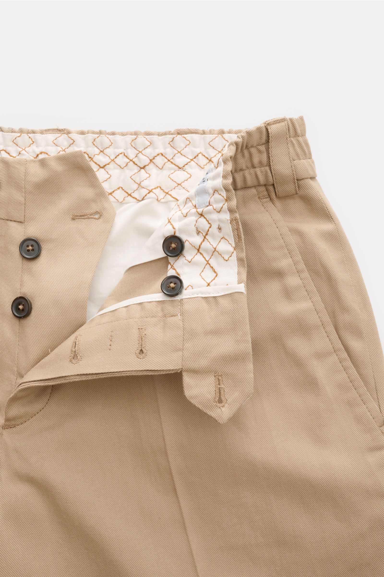 PT Torino Jogpants 'The Rebel' sand in Nahaufnahme von vorne, kurzer Schnitt, regulärer Passform, teielastischer Bund, Button Fly, Baumwolle-Leinen-Mix.