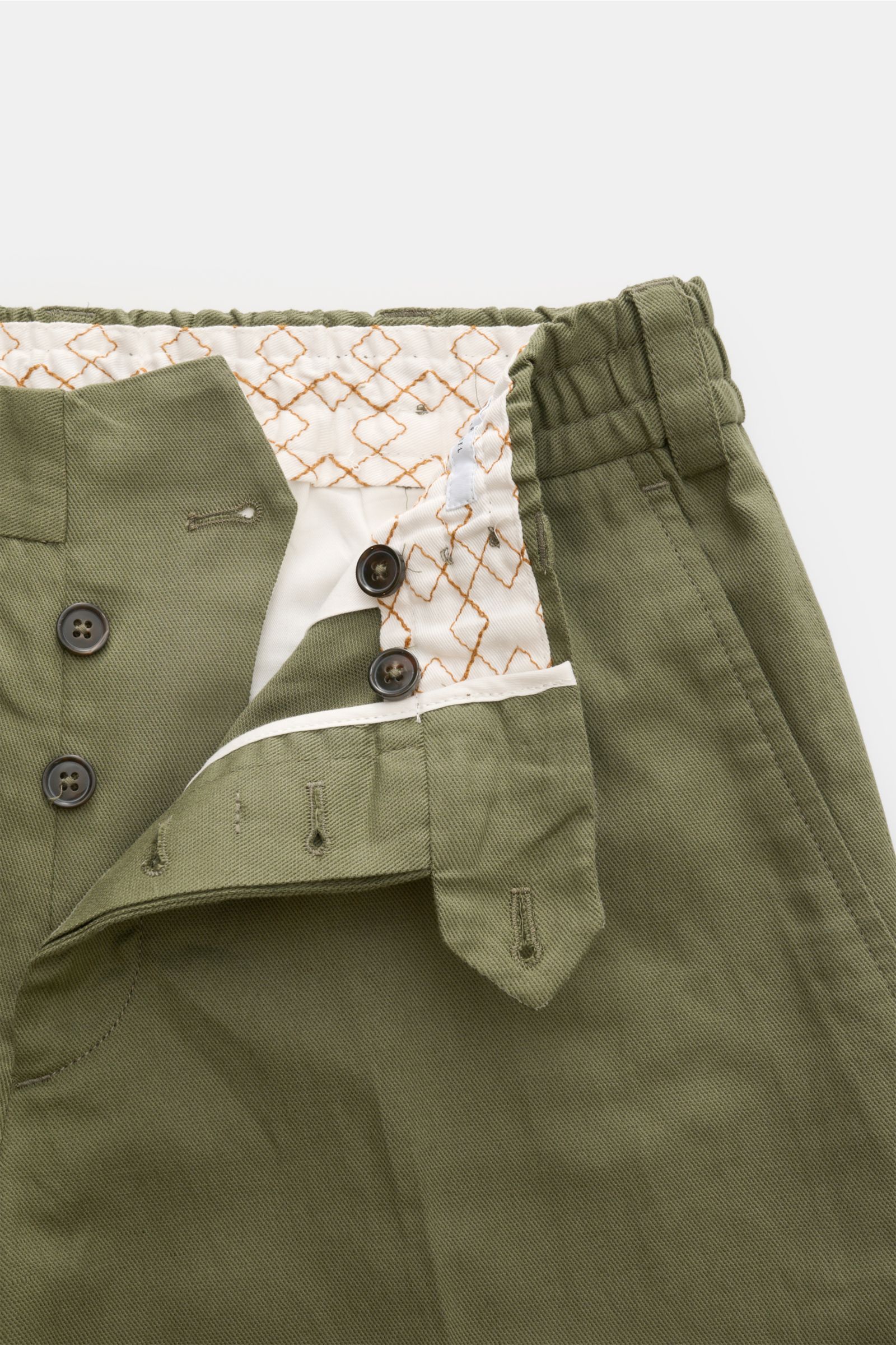 PT Torino Jogpants 'The Rebel' grün, Nahaufnahme von Bund und offenem Button Fly, mix aus Baumwolle und Leinen, regular fit, schmal zulaufend.