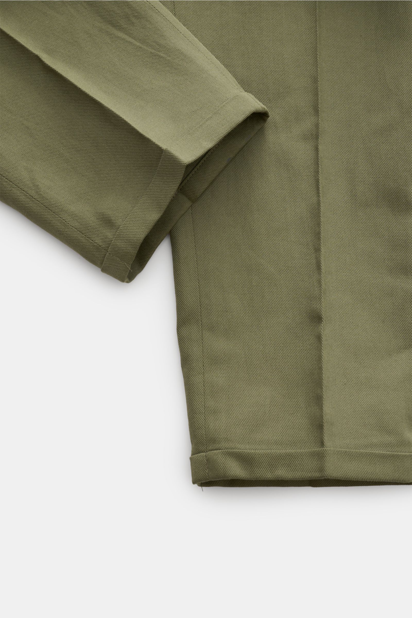 PT Torino Jogpants 'The Rebel' grün, Detailaufnahme Saum und Bein von oben, Baumwoll-Leinen-Mix, Regular Fit, schmal zulaufend, kurzer Schnitt, fixierter Saumaufschlag.