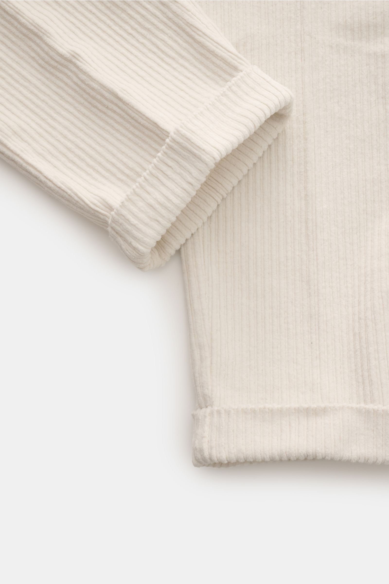 Detailaufnahme von der 04651/ A trip in a bag Cordhose offwhite mit weichem, elastischem Baumwoll-Cord, fixiertem Saumaufschlag und schmal zulaufendem Tapered Fit.