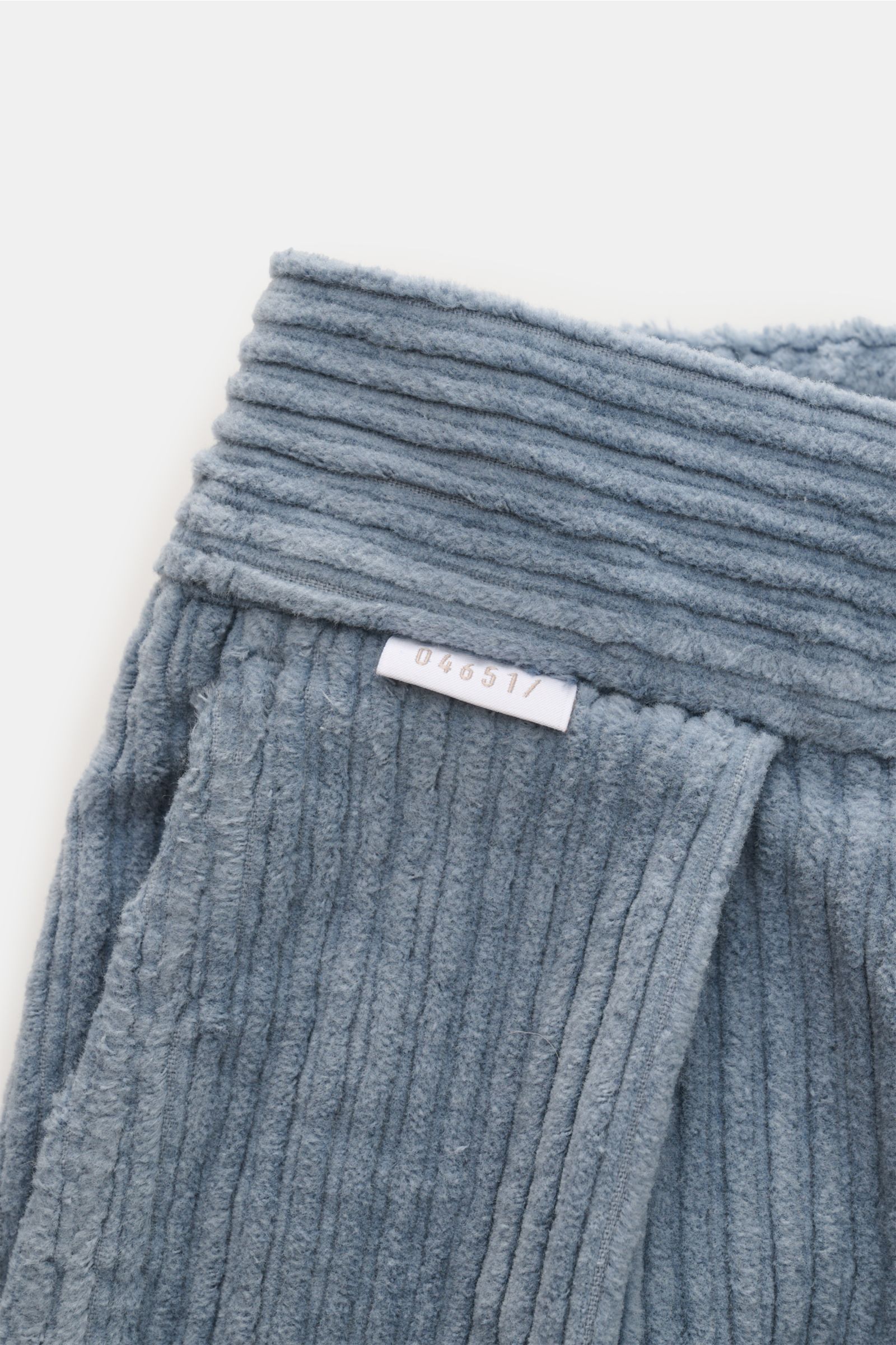 04651/ A trip in a bag Cordhose rauchblau, Nahaufnahme von Bund und Muster der elastischen, weichen Baumwoll-Cordhose mit Teilbund.