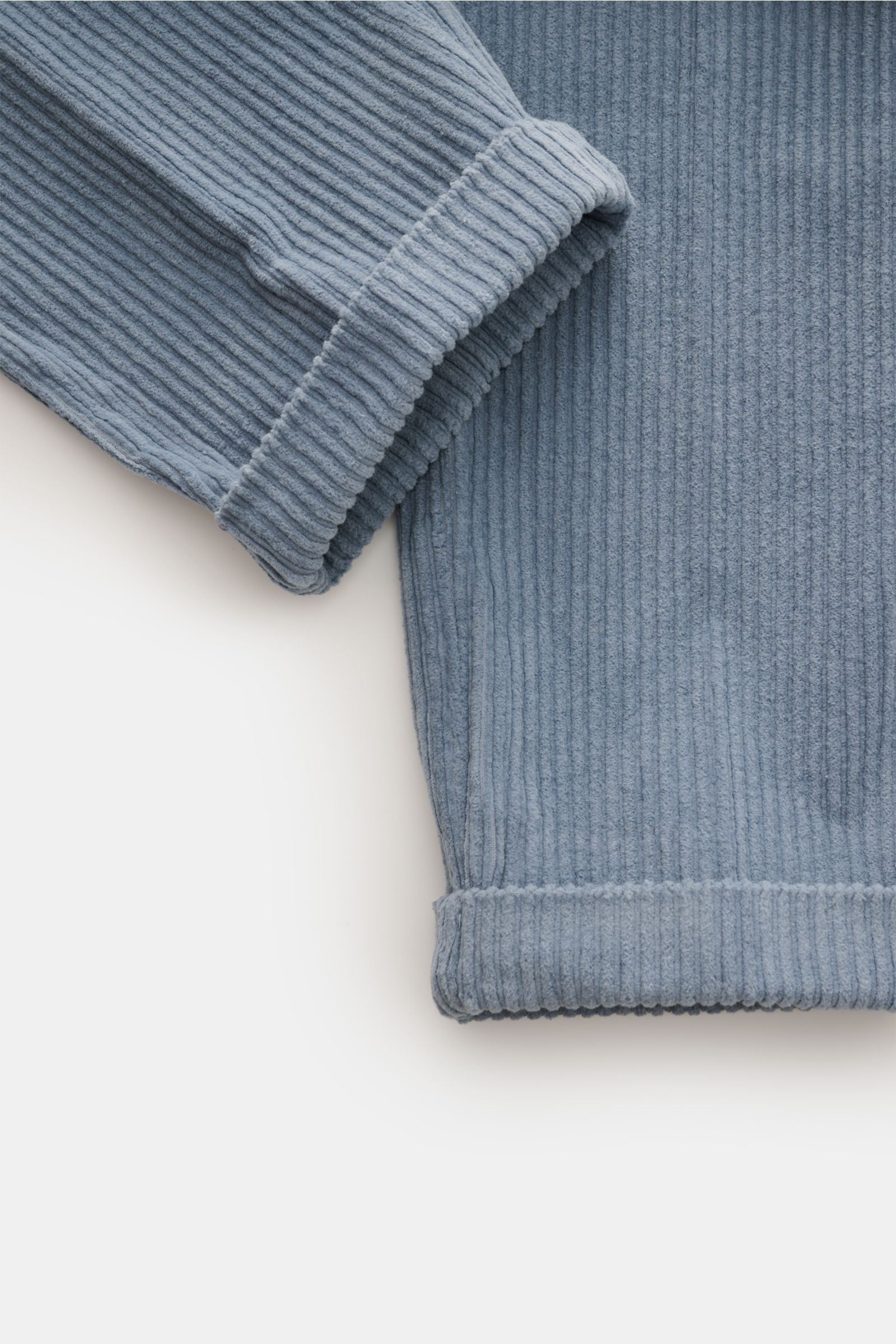 Close-up-Foto der rauchblauen 04651/ A trip in a bag Cordhose, Detailansicht von fixiertem Saumaufschlag und weichem, elastischem Baumwoll-Cord.