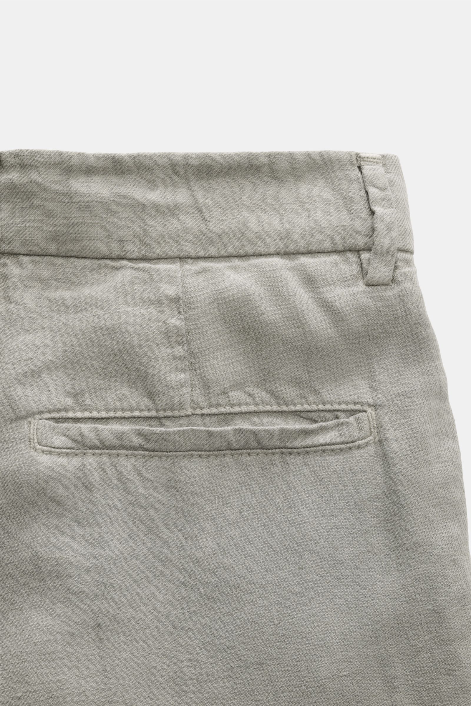 Close-up view of the back waistband and pocket of the Brunello Cucinelli Leinenhose salbei, showcasing pure linen fabric with a soft touch and single welt pocket. Ikonisches Essential in italienischer Luxusausführung: Die edle Leinenhose mit klassische