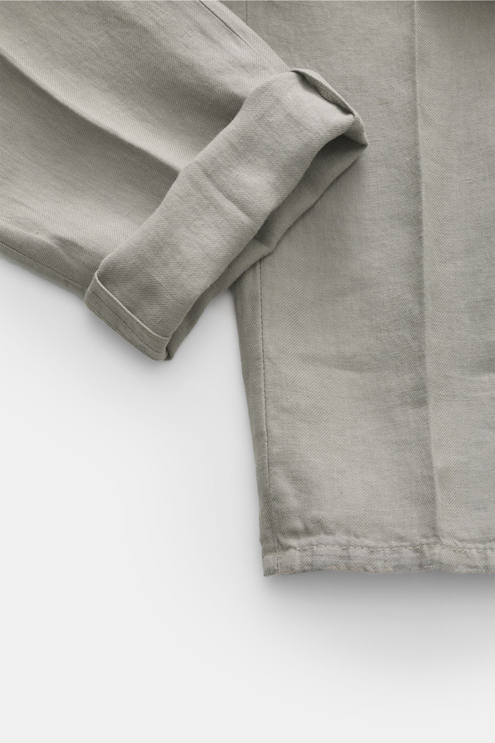 Close-up view of Brunello Cucinelli Leinenhose salbei linen pants showing soft fabric texture and cuff details from above.

Description: Ikonisches Essential in italienischer Luxusausführung: Die edle Leinenhose mit klassischer Bundfalte von BRUNELLO C