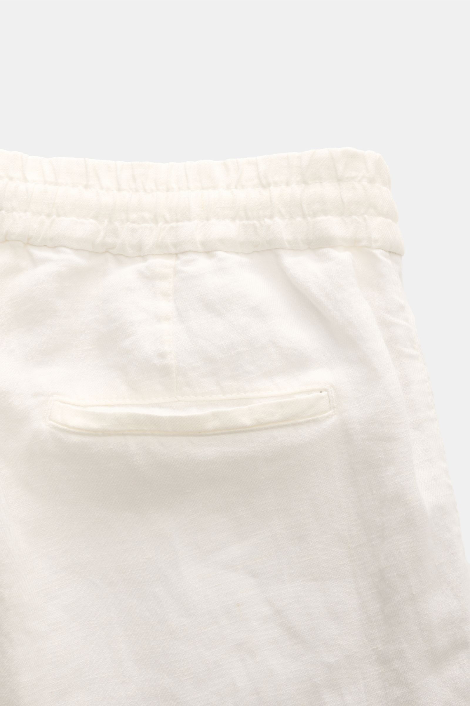 Close-up rear view of Brunello Cucinelli Leinen-Jogpants offwhite showing elastic waistband with tunnel drawstring, double waistband pleat, and welt pocket.

Stil trifft Tragekomfort: Die Jogpants aus reinem Leinen von BRUNELLO CUCINELLI ist ein vielfä