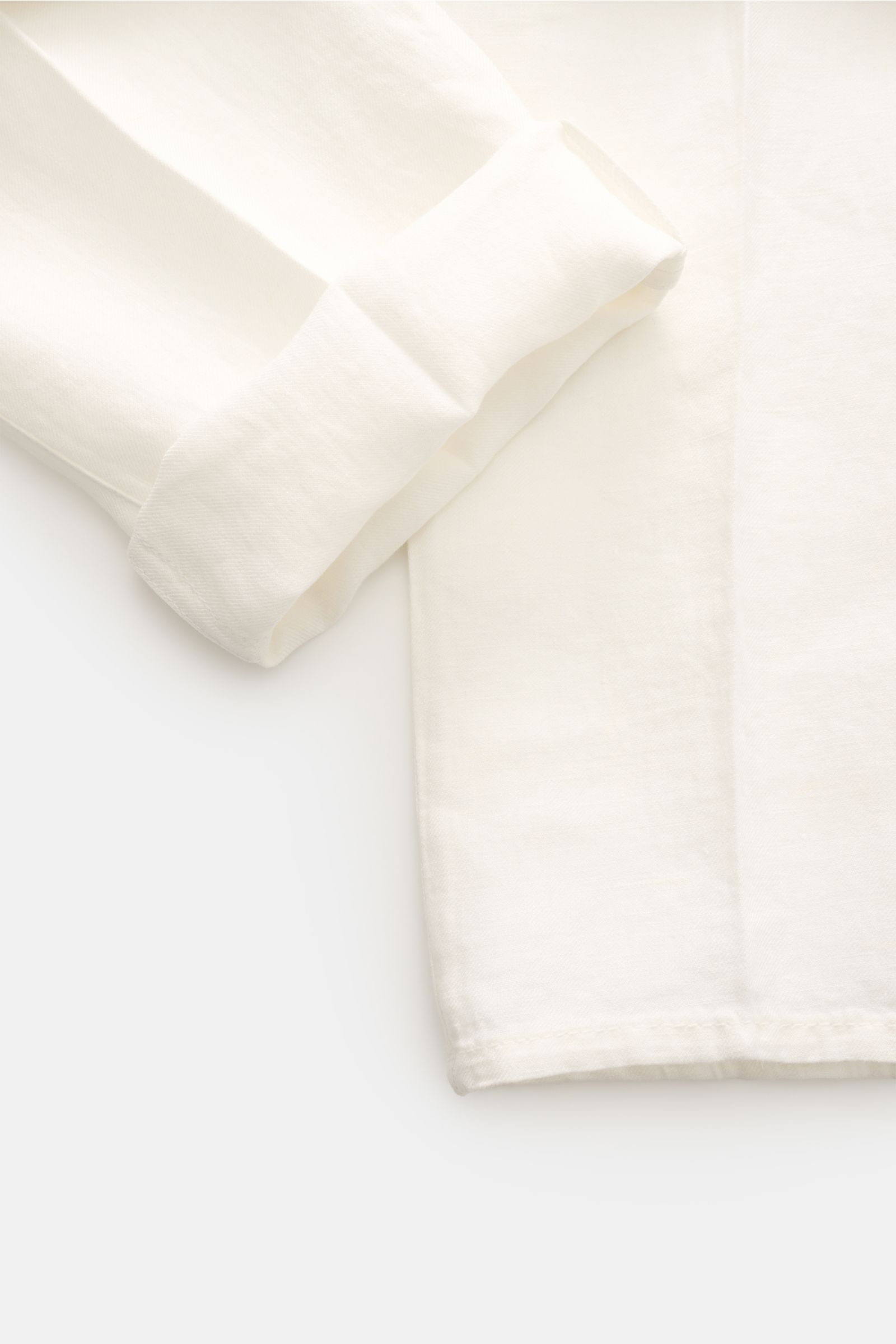 Close-up top view of the Brunello Cucinelli Leinen-Jogpants offwhite showing twill linen fabric with a lightly textured feel and folded elastic waistband.

Stil trifft Tragekomfort: Die Jogpants aus reinem Leinen von BRUNELLO CUCINELLI ist ein vielfält