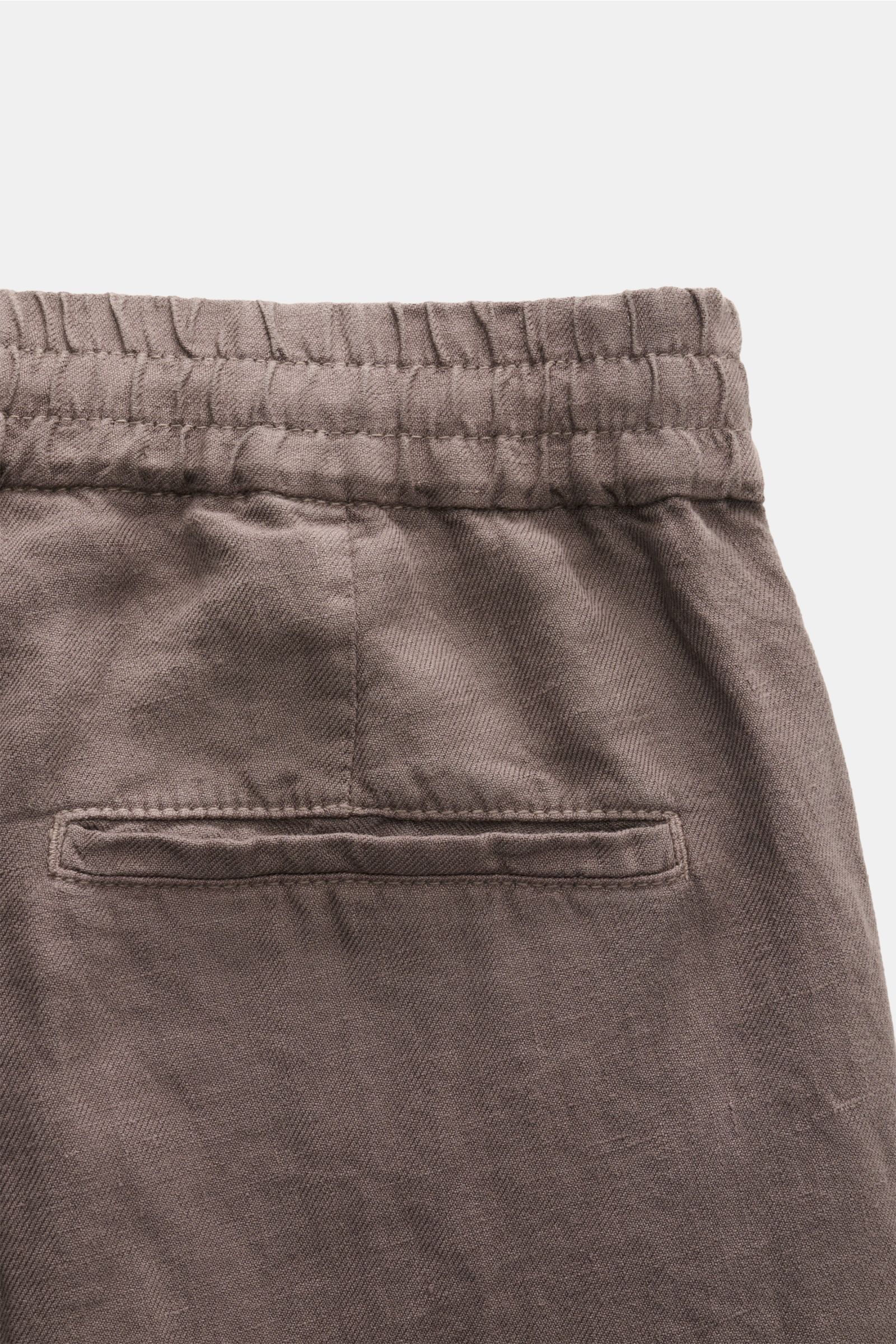 Close-up rear view of Brunello Cucinelli Leinen-Jogpants graubraun showing elastic waistband and welt pocket in grey-brown linen twill fabric.

Stil trifft Tragekomfort: Die Jogpants aus reinem Leinen von BRUNELLO CUCINELLI ist ein vielfältiger Begleit