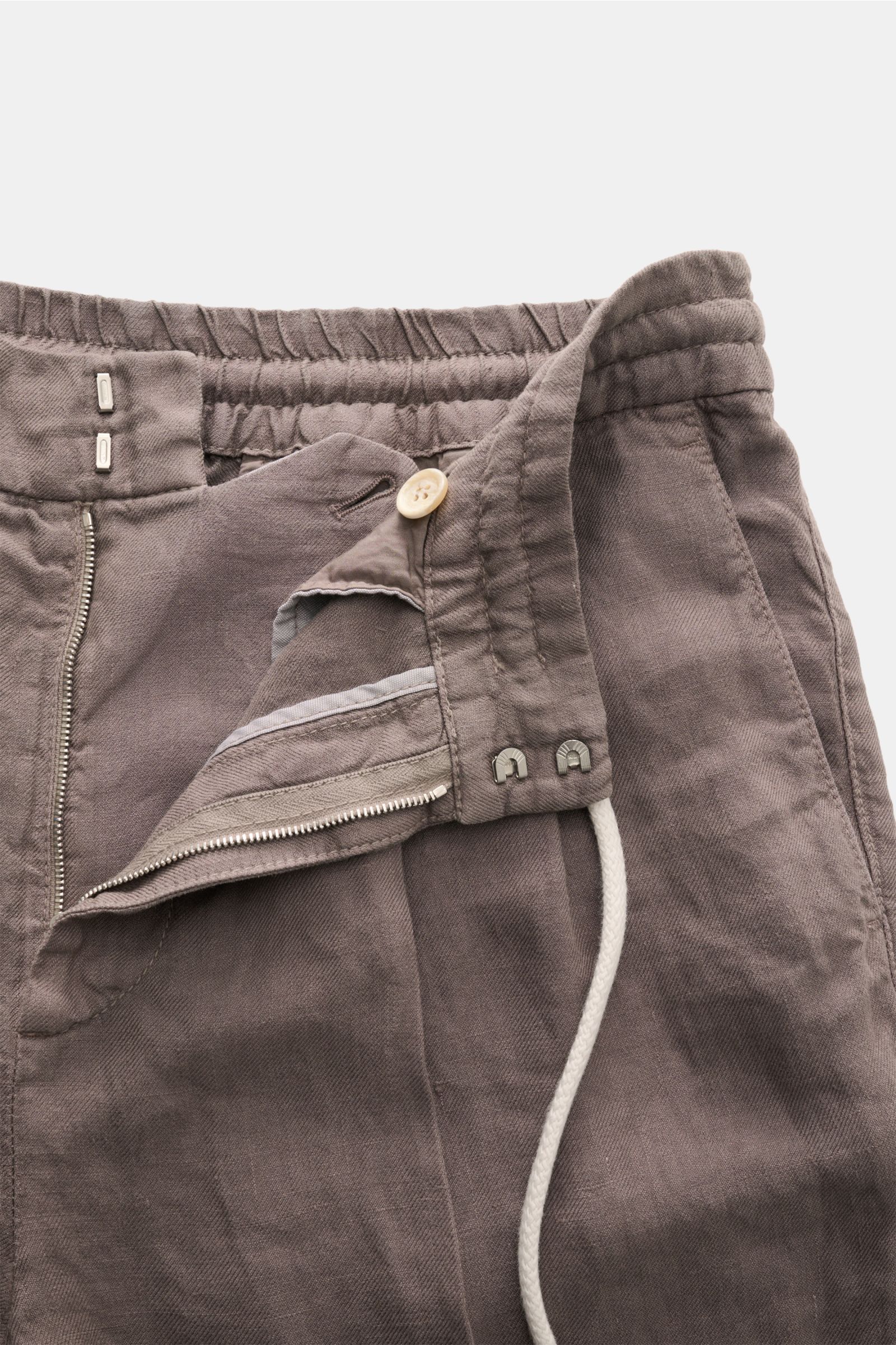 Close-up front view of Brunello Cucinelli Leinen-Jogpants graubraun, showing elastic waistband, zipper, button, and drawstring details.

Description: Stil trifft Tragekomfort: Die Jogpants aus reinem Leinen von BRUNELLO CUCINELLI ist ein vielfältiger B