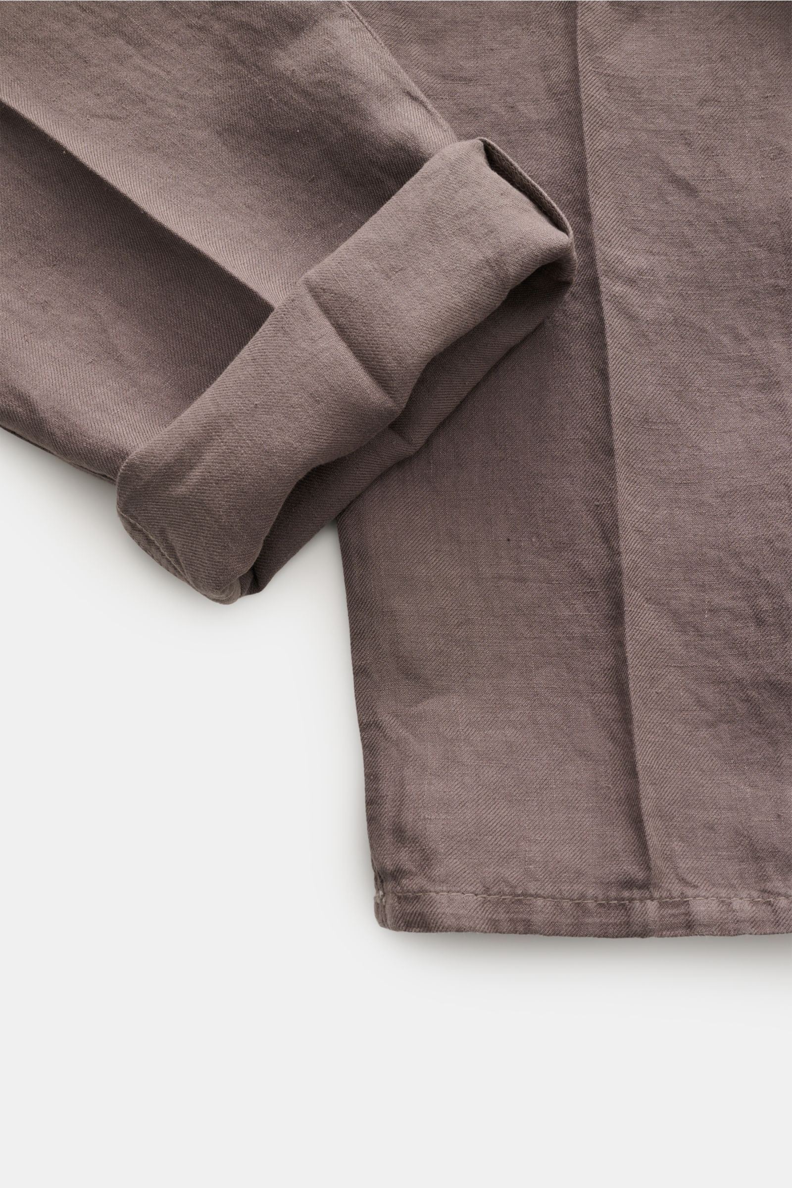 Brunello Cucinelli Leinen-Jogpants graubraun shown close-up from above, highlighting folded cuff and linen twill fabric texture.

Stil trifft Tragekomfort: Die Jogpants aus reinem Leinen von BRUNELLO CUCINELLI ist ein vielfältiger Begleiter für edle Fr
