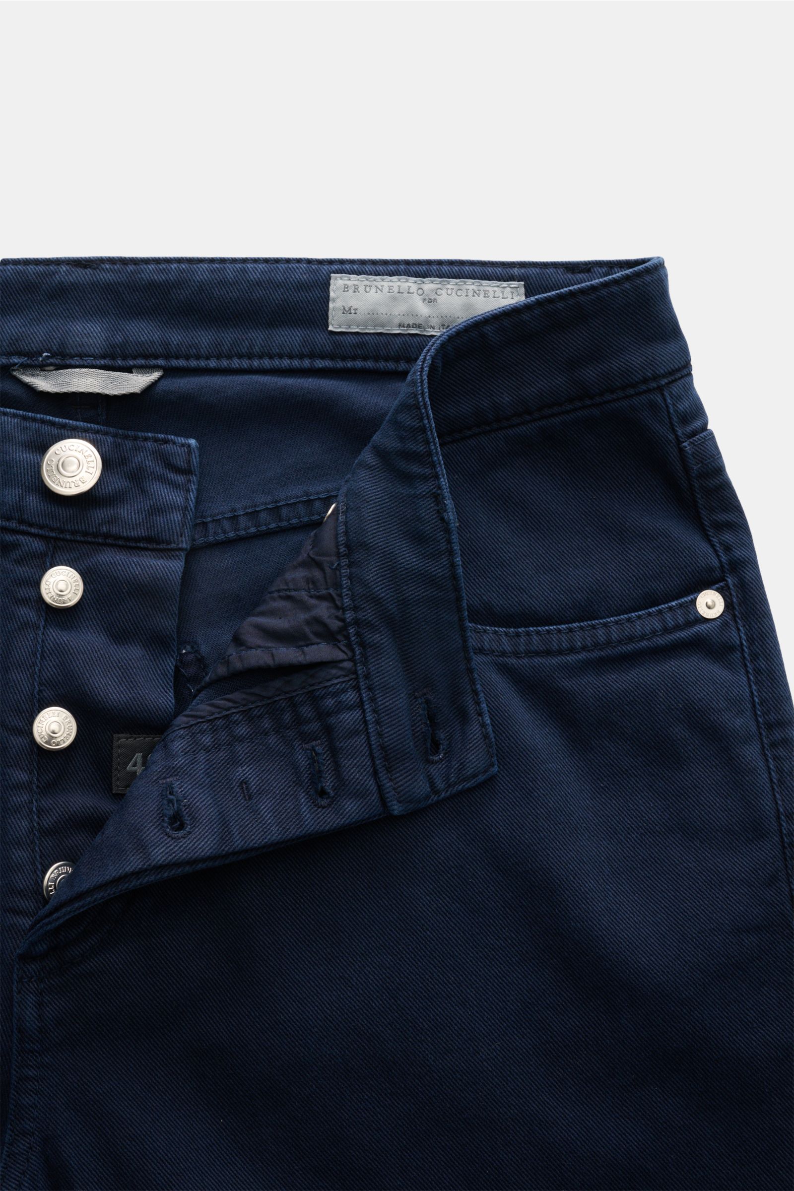 Close-up front view of Brunello Cucinelli Jeans 'Traditional Fit' navy, showing button fly, waistband label, and rich cotton fabric texture.

A luxurious denim classic from BRUNELLO CUCINELLI: The versatile jeans 'Traditional Fit' in a relaxed fit with