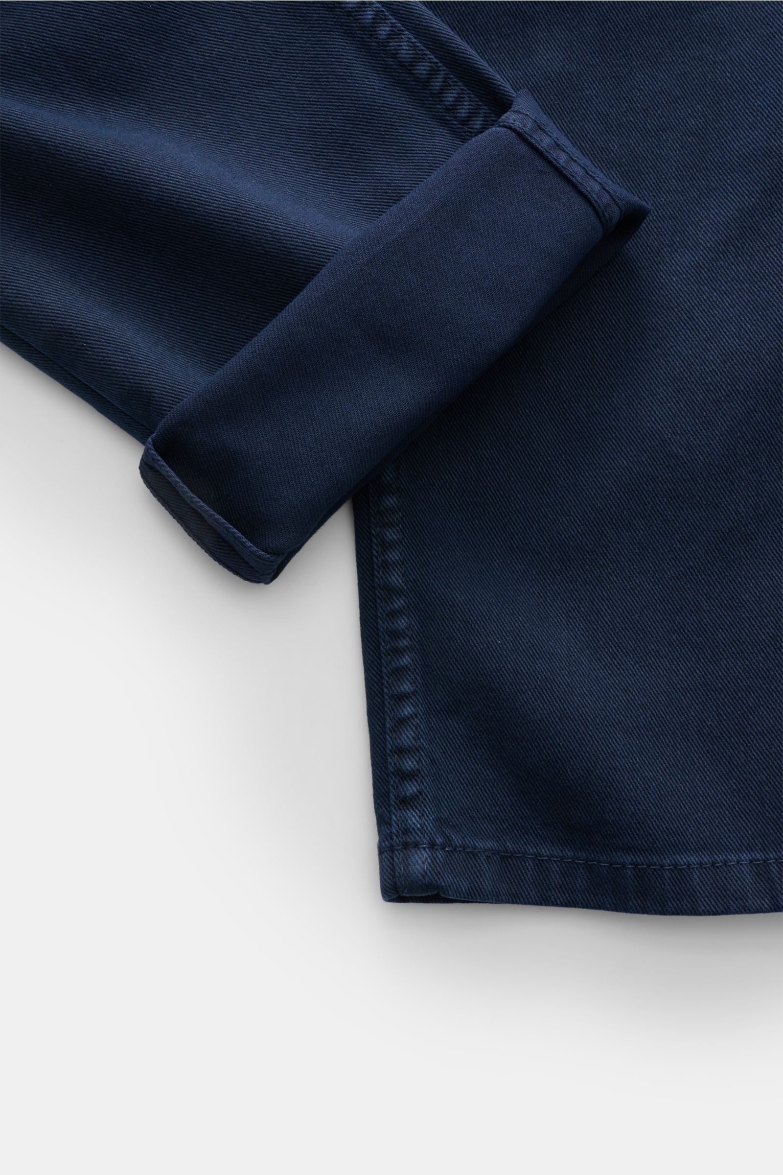Close-up image of the folded leg hem of Brunello Cucinelli Jeans 'Traditional Fit' navy, showing detailed stitching and fabric texture from a top-down perspective.

A luxurious denim classic from BRUNELLO CUCINELLI: The versatile jeans 'Traditional Fit